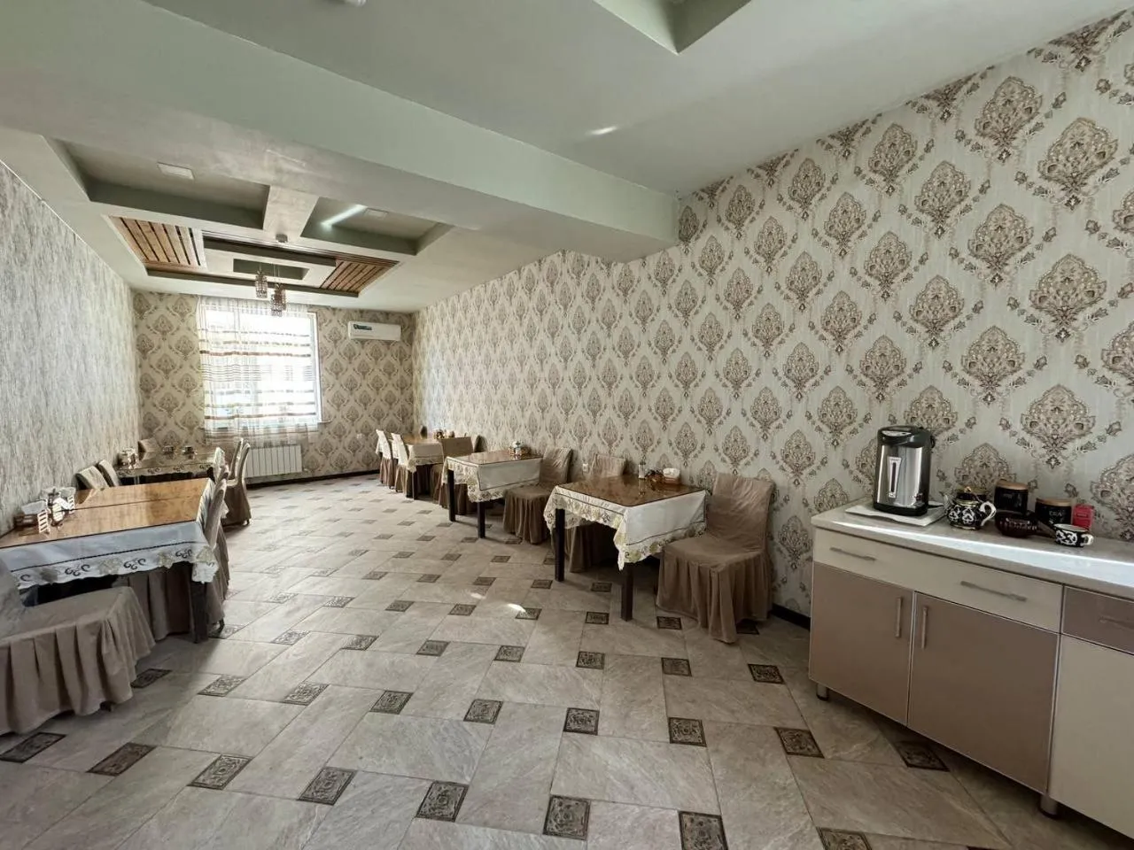 Restaurant/places to eat in Qamar Hotel