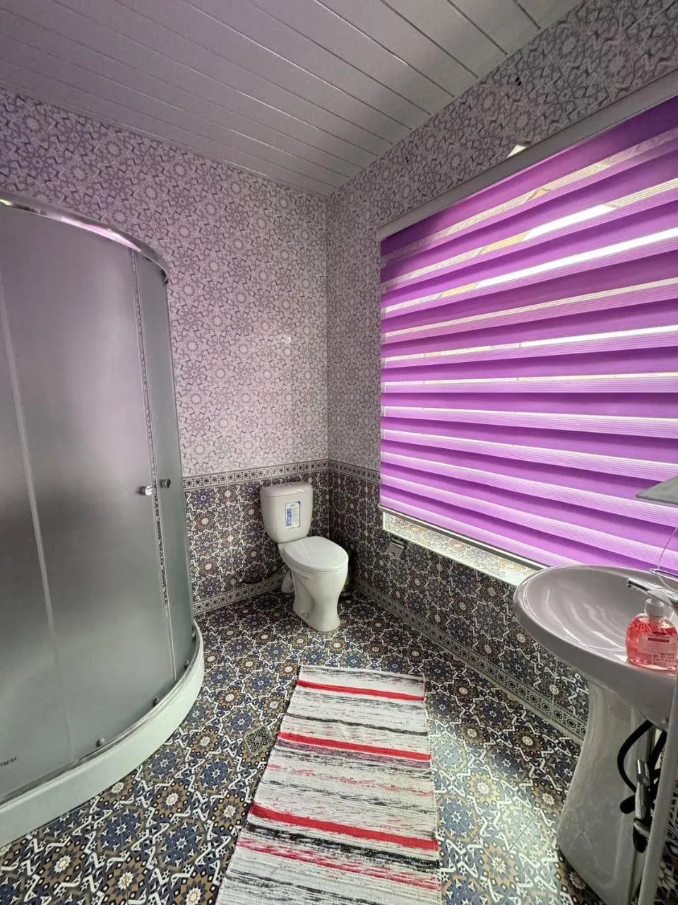 Shower in Qamar Hotel