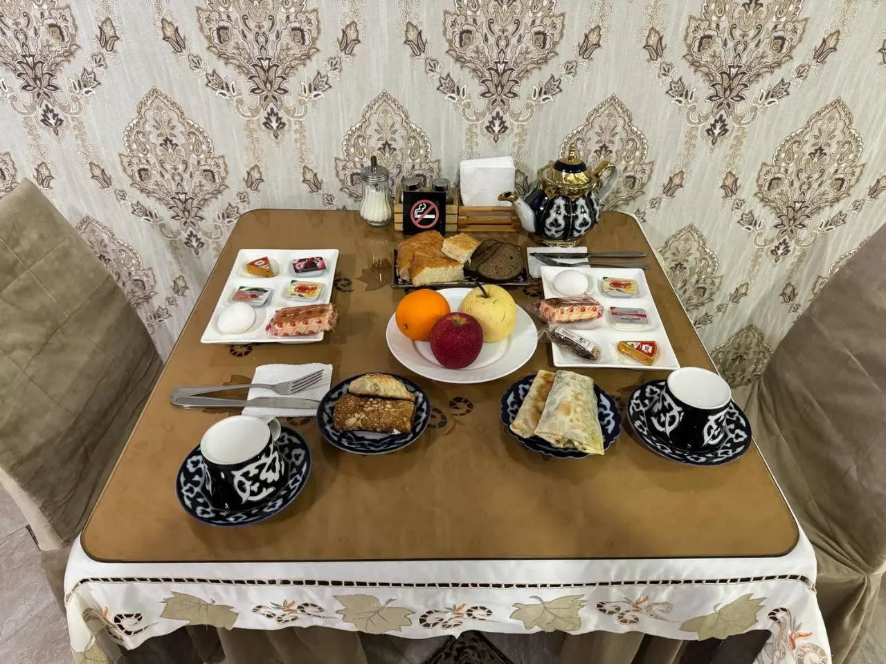 Restaurant/places to eat in Qamar Hotel