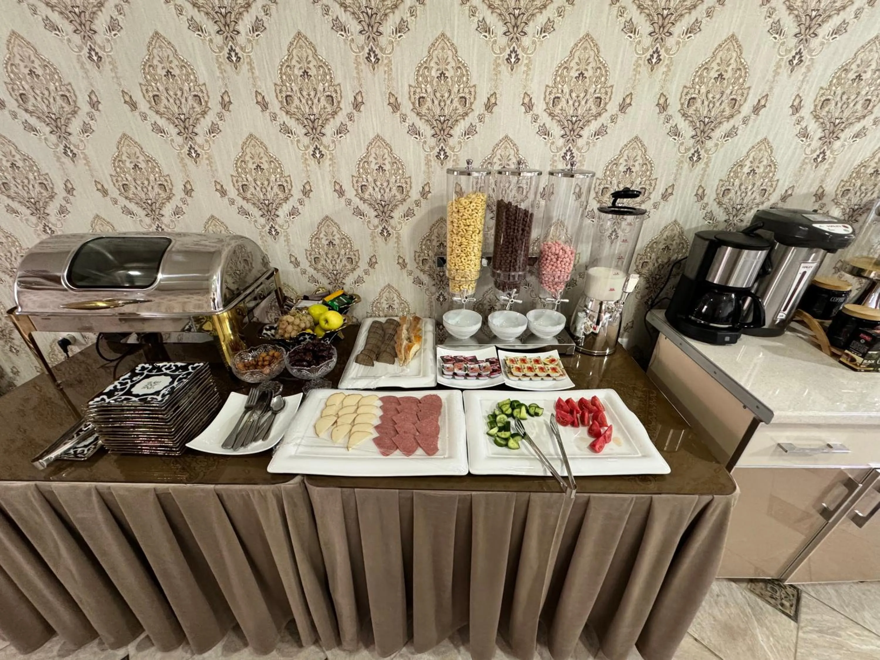 Coffee/tea facilities in Qamar Hotel