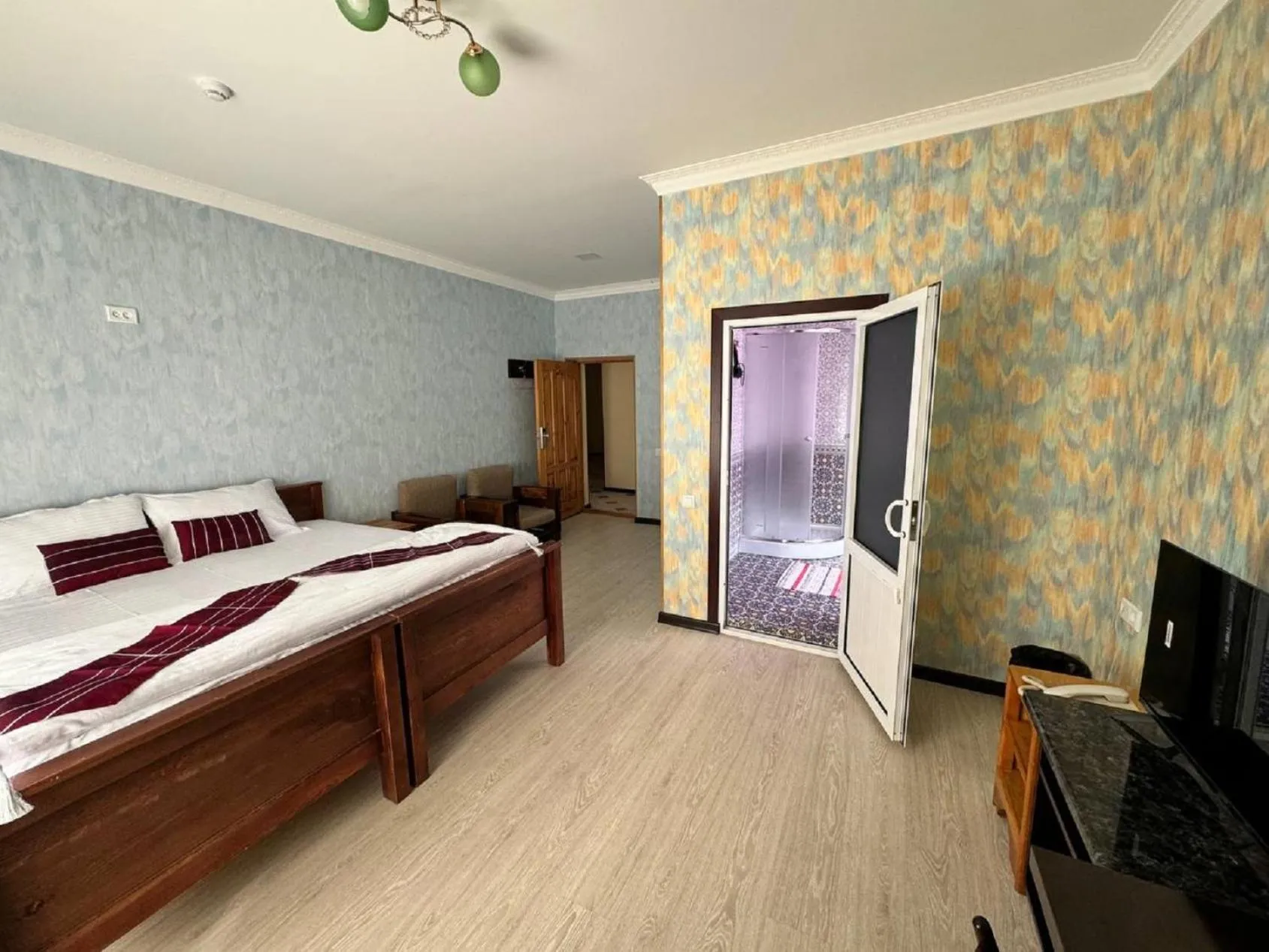 Communal lounge/ TV room, Bed in Qamar Hotel