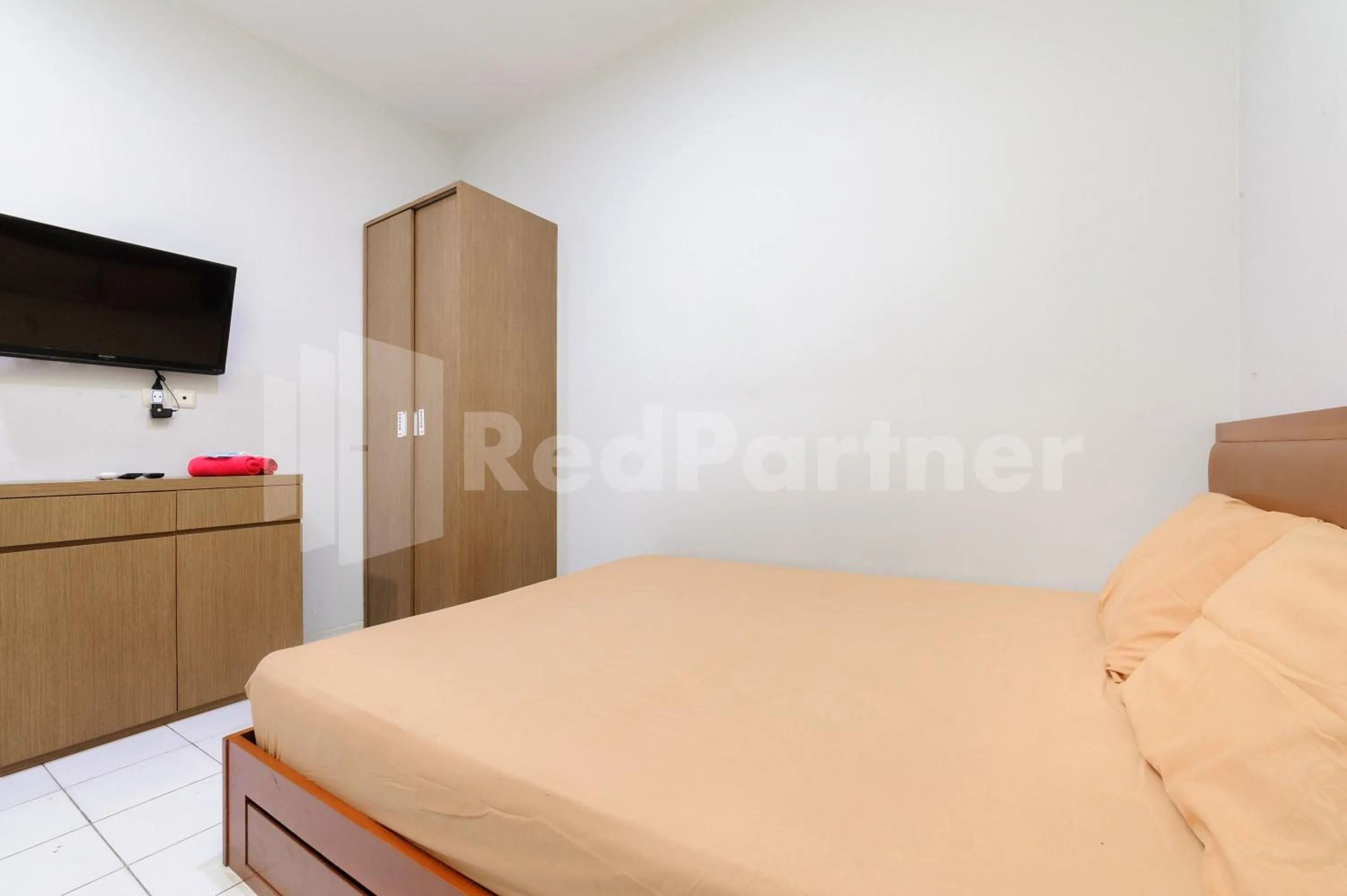 Bed in Orange Garden 47 Mitra RedDoorz