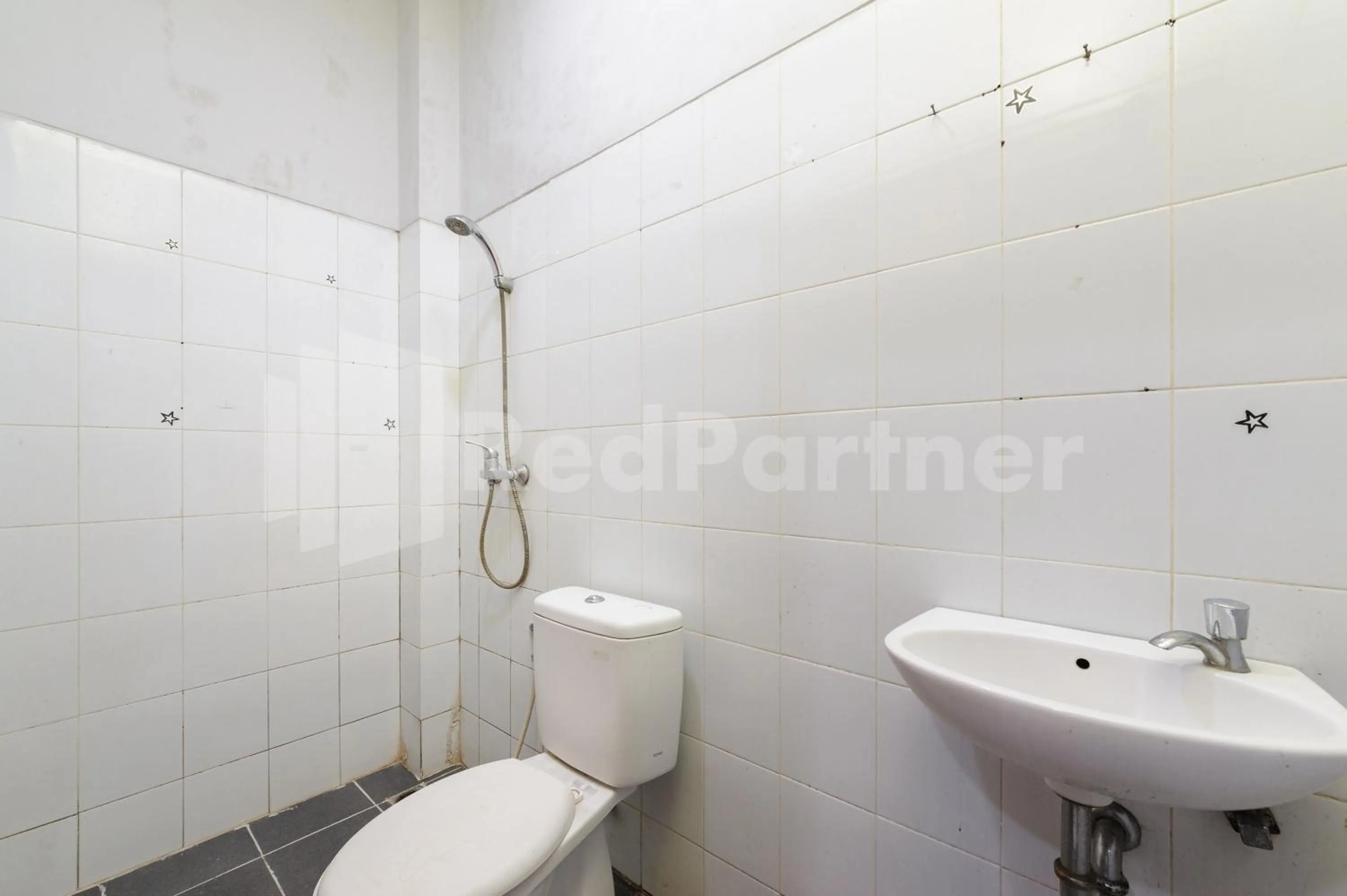 Bathroom in Orange Garden 47 Mitra RedDoorz