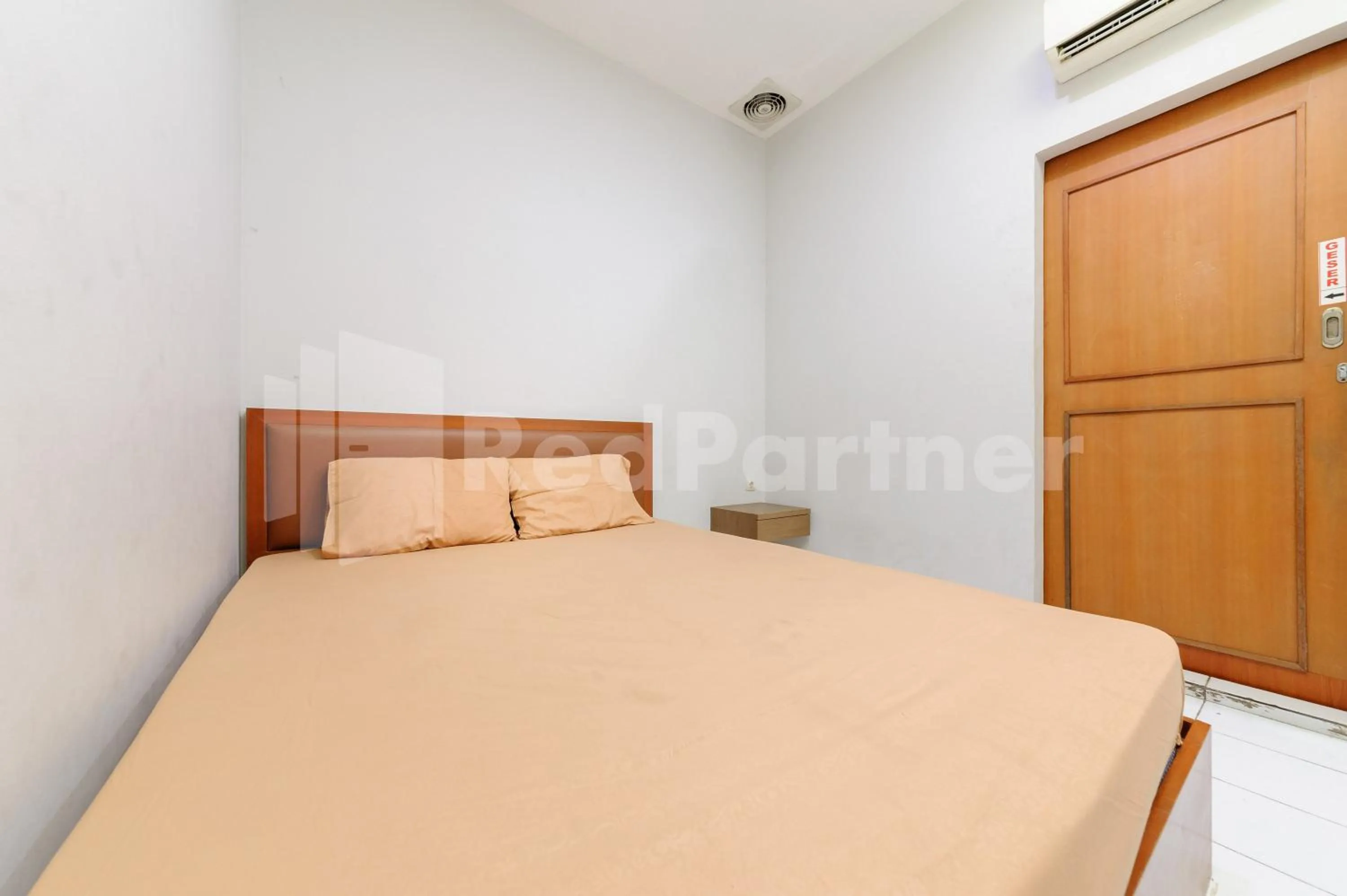 Bed in Orange Garden 47 Mitra RedDoorz