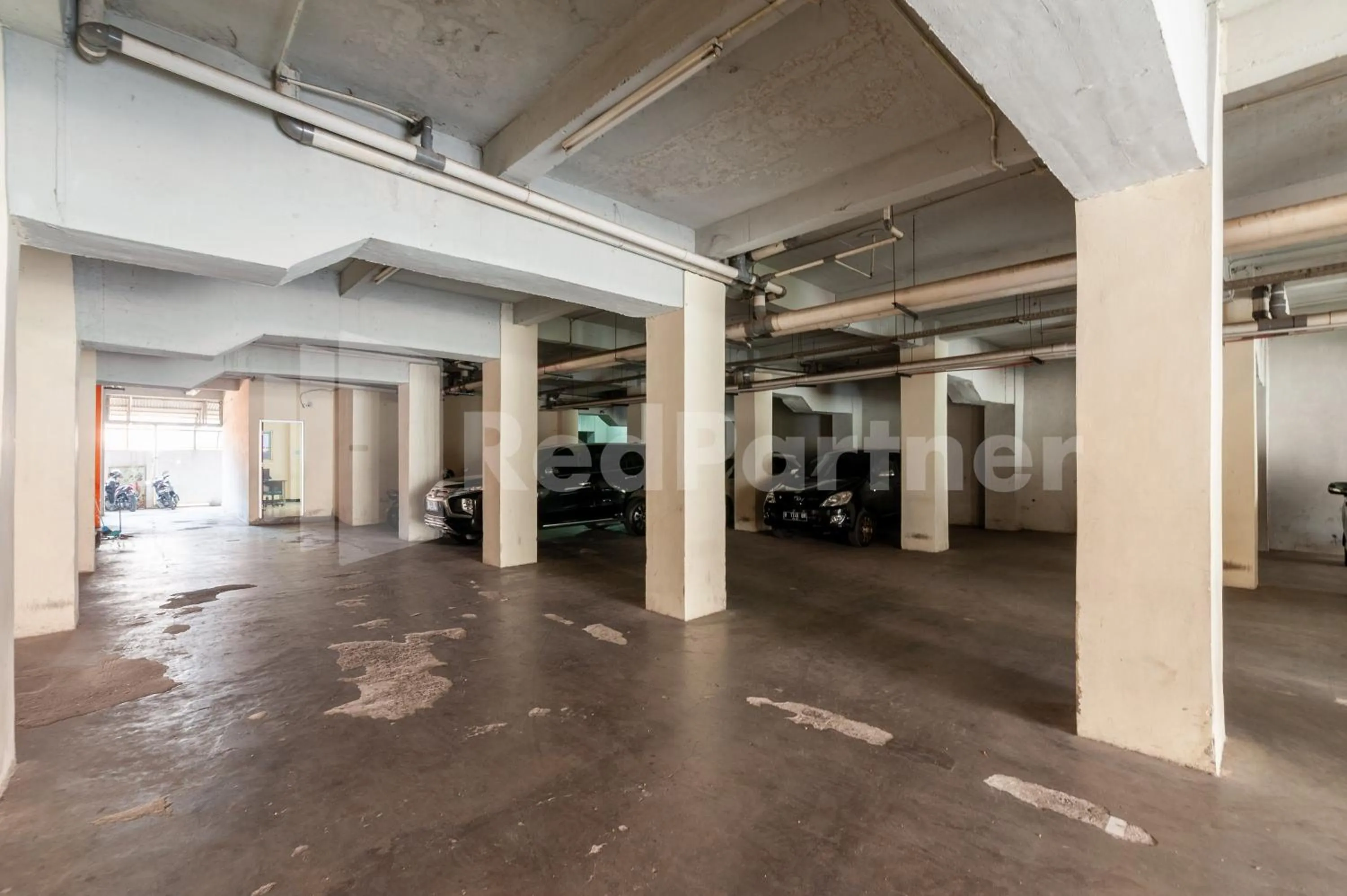 Parking in Orange Garden 47 Mitra RedDoorz