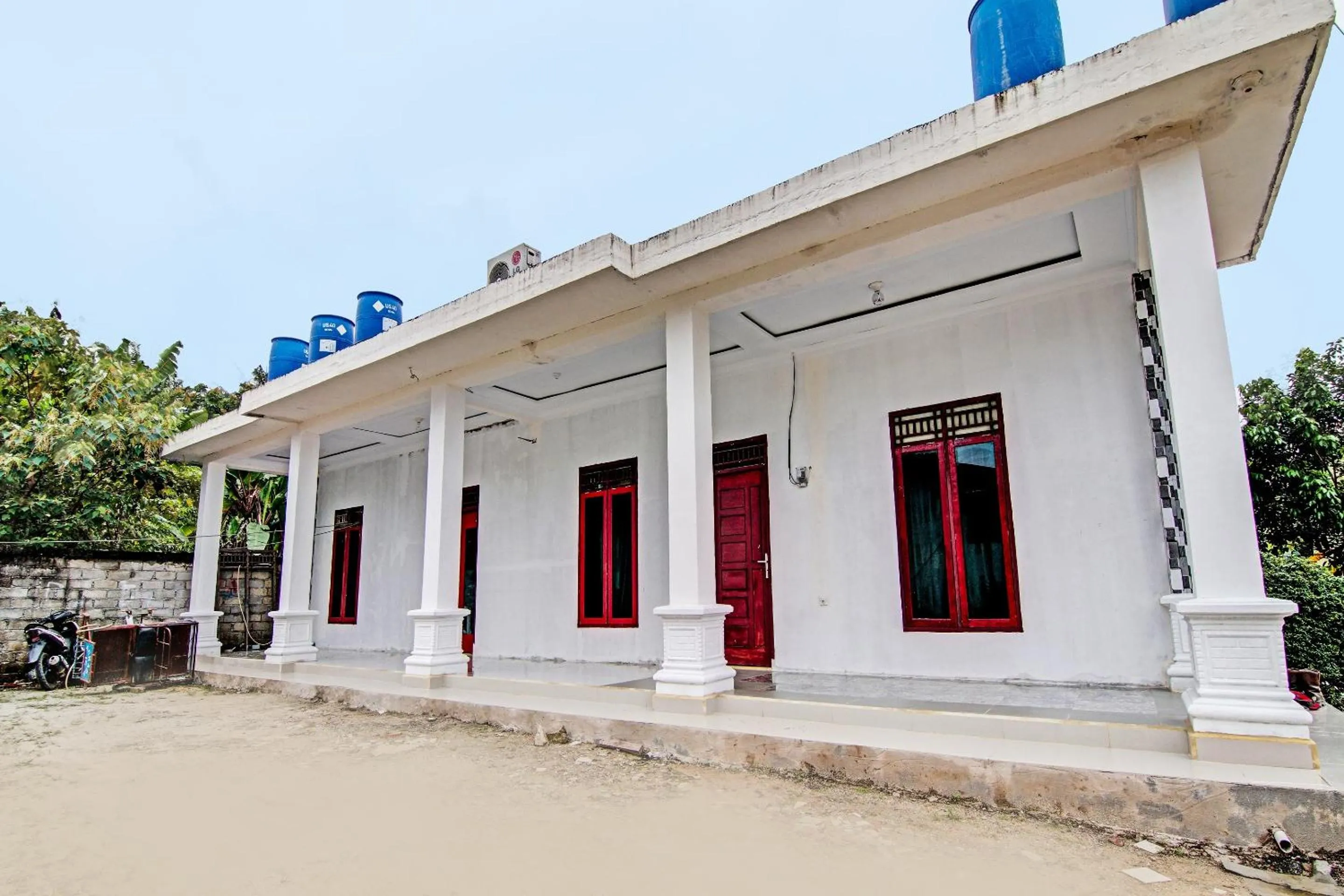Facade/entrance in Hotel O Wisma Cendana Syariah Near PASAR FLAMBOYAN