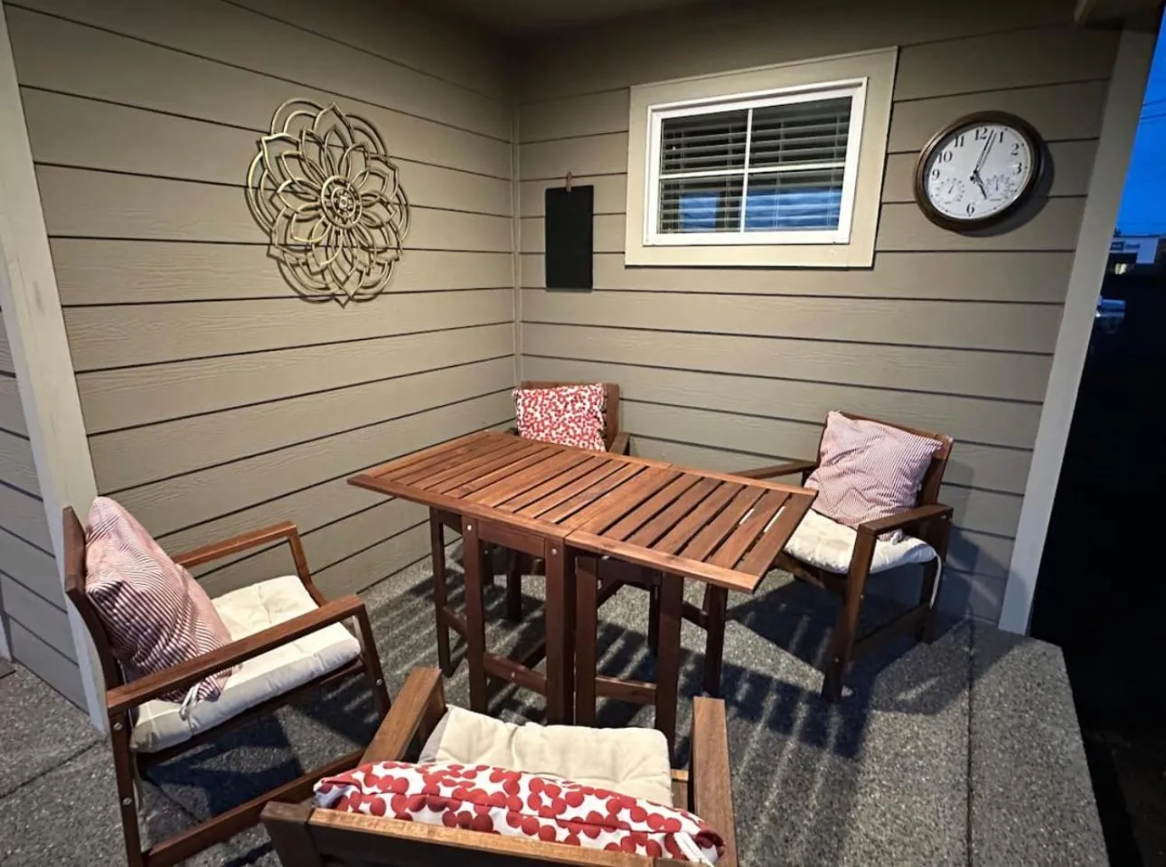 Patio in Central Tacoma Homestay with breakfast included -private room-