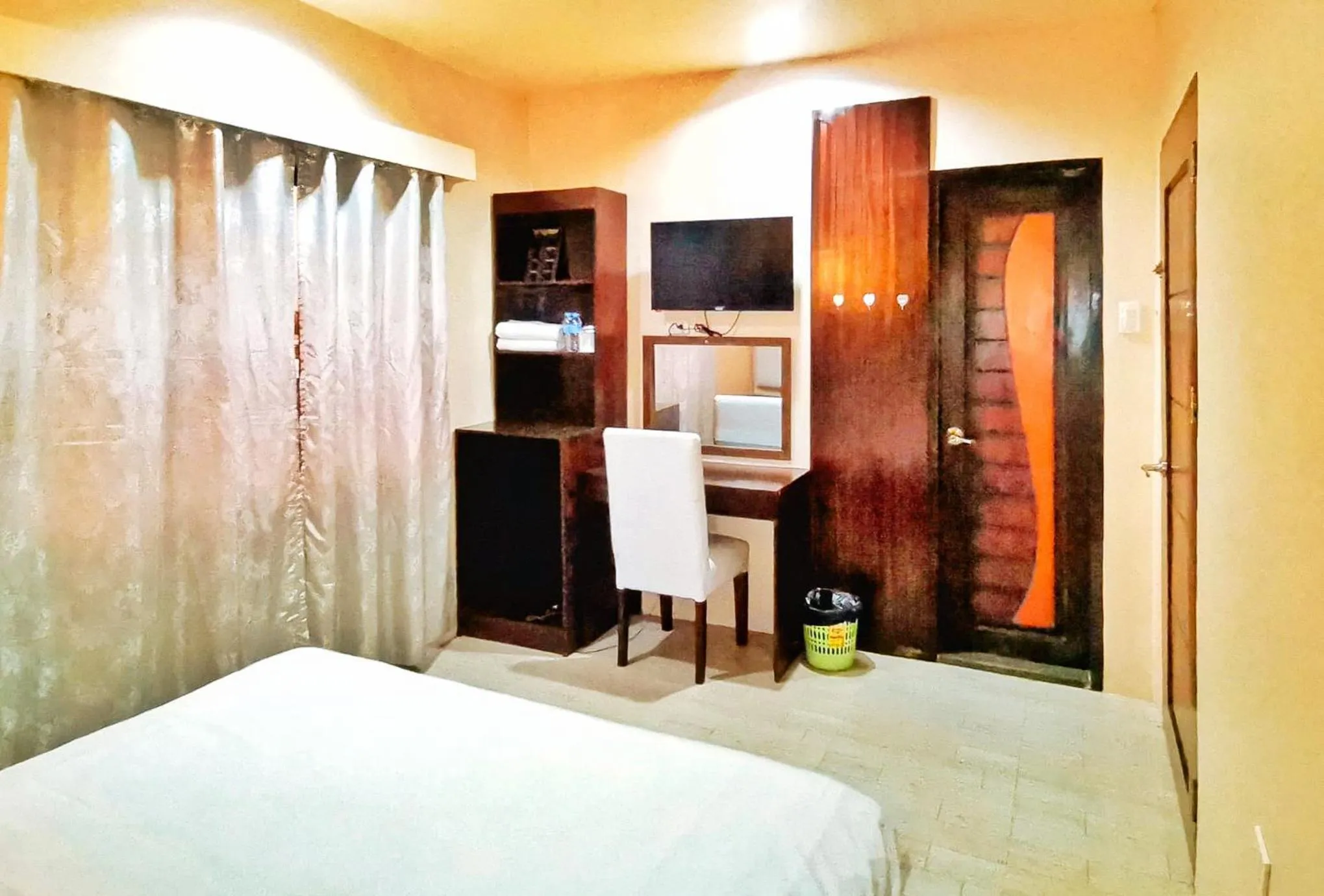 Photo of the whole room in RedDoorz @ Jackie’s Hotel & Restaurant