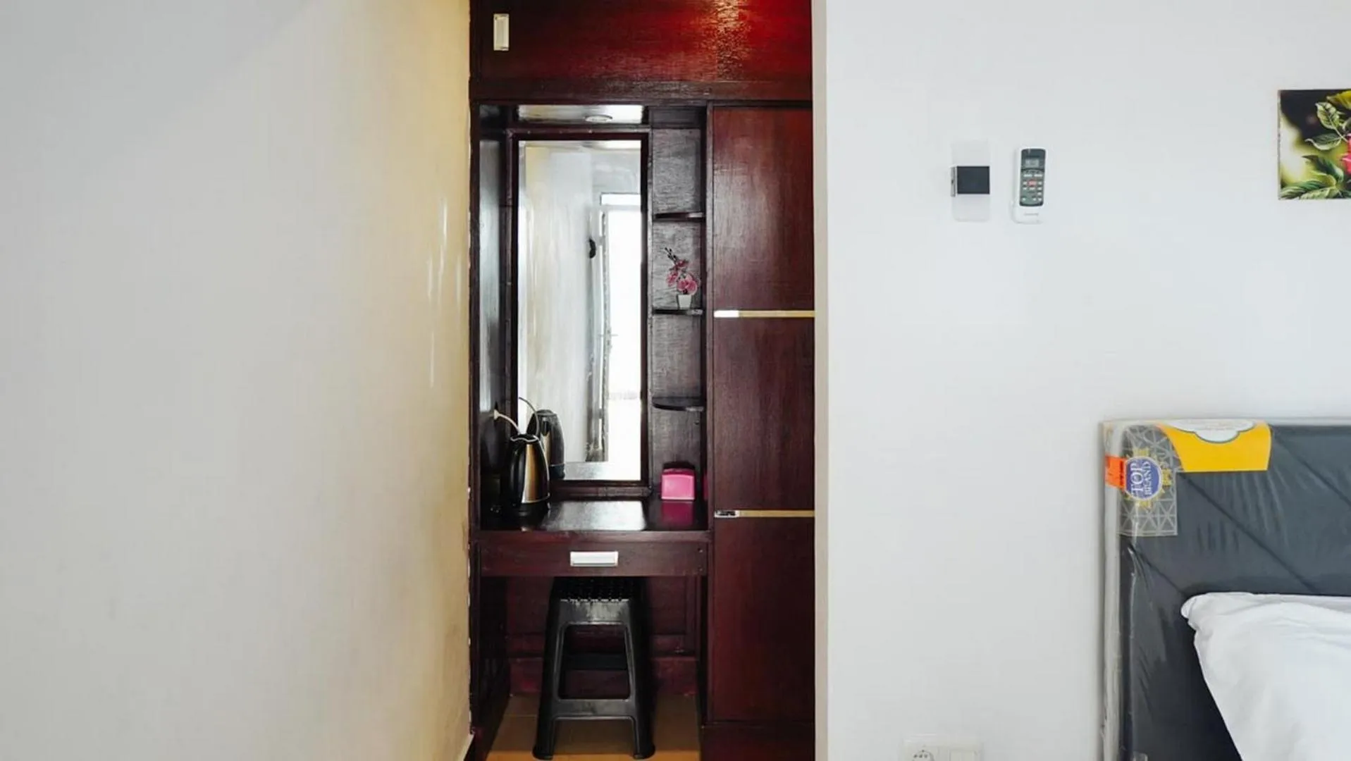 Bedroom, Bed in RedDoorz Syariah near RSUD Mataram Lombok 2