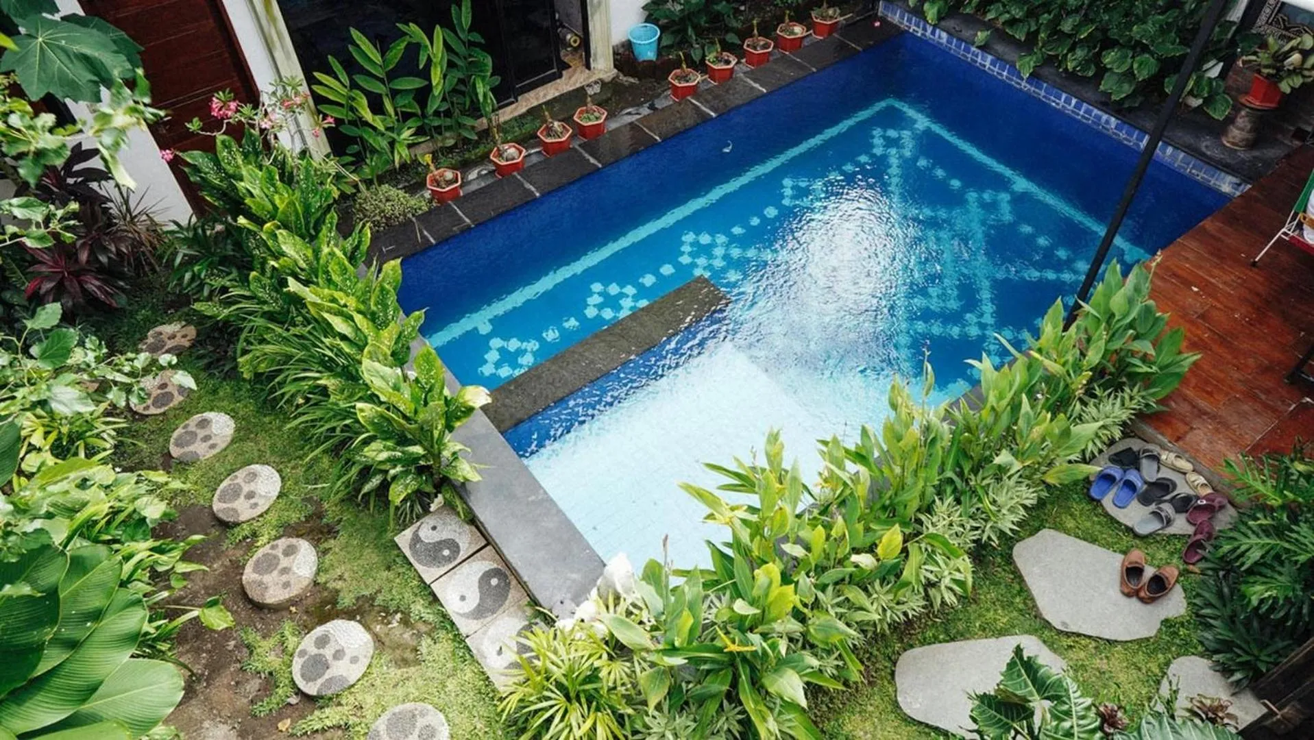 Swimming pool in RedDoorz Syariah near RSUD Mataram Lombok 2