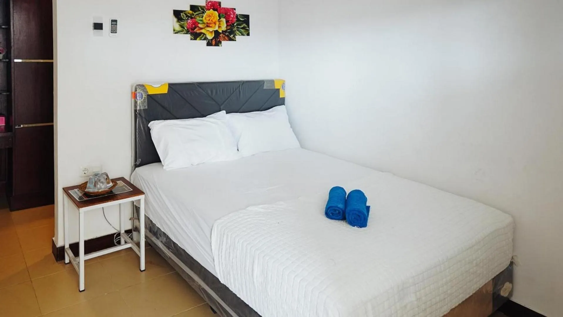 Bed in RedDoorz Syariah near RSUD Mataram Lombok 2