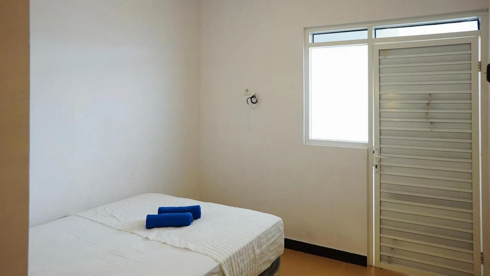 Bedroom, Bed in RedDoorz Syariah near RSUD Mataram Lombok 2