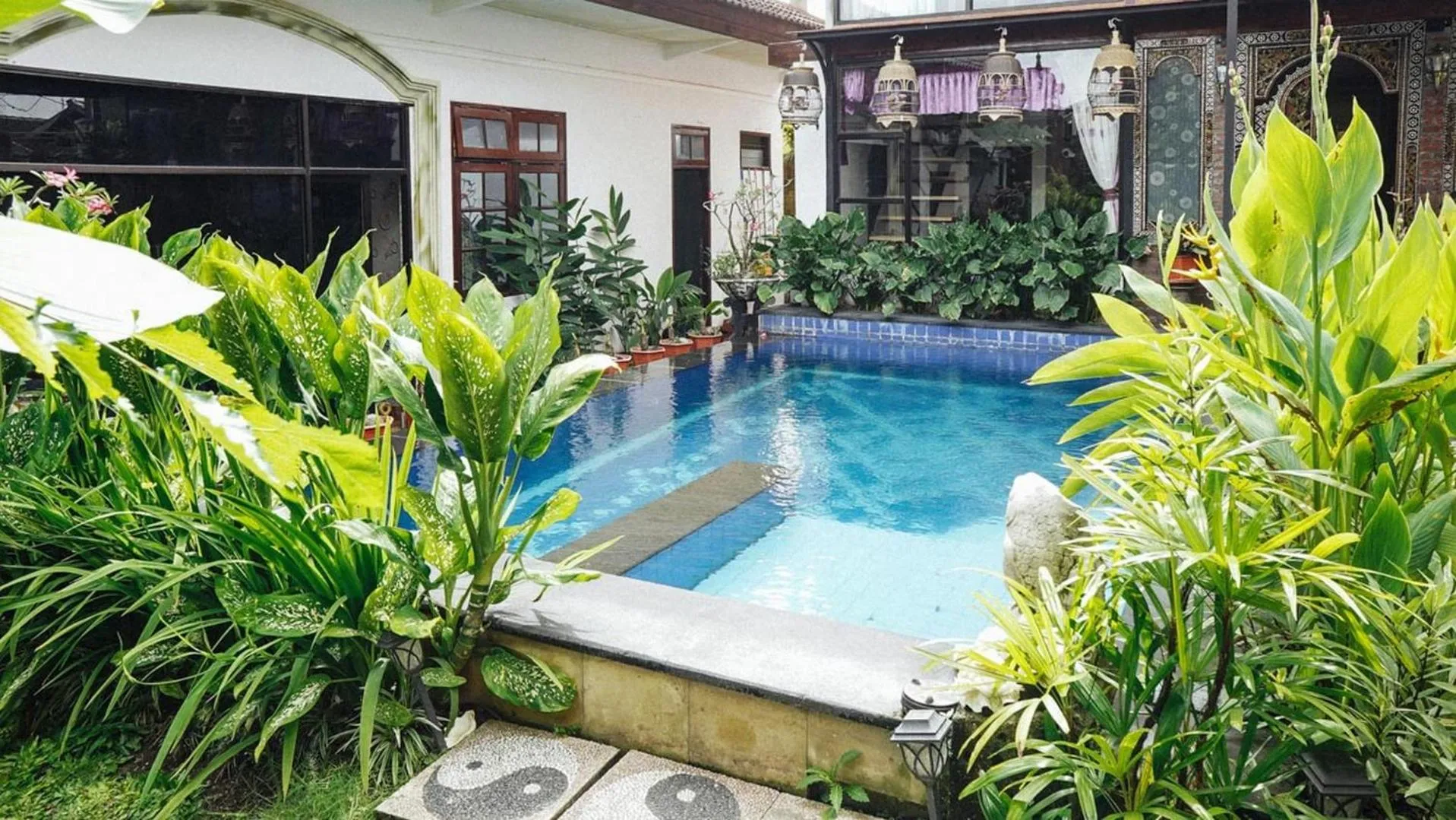 Swimming pool in RedDoorz Syariah near RSUD Mataram Lombok 2
