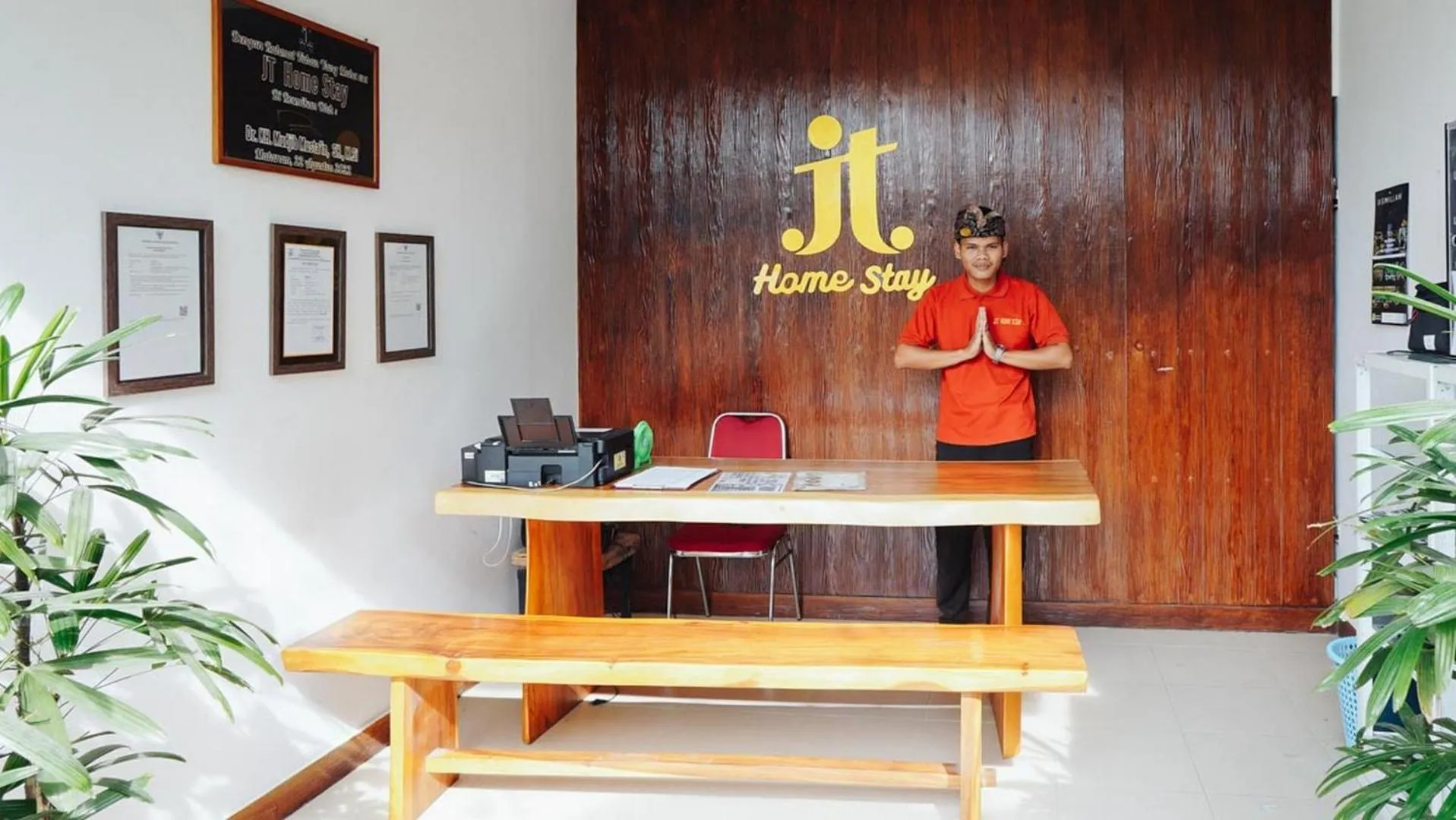 Lobby or reception in RedDoorz Syariah near RSUD Mataram Lombok 2