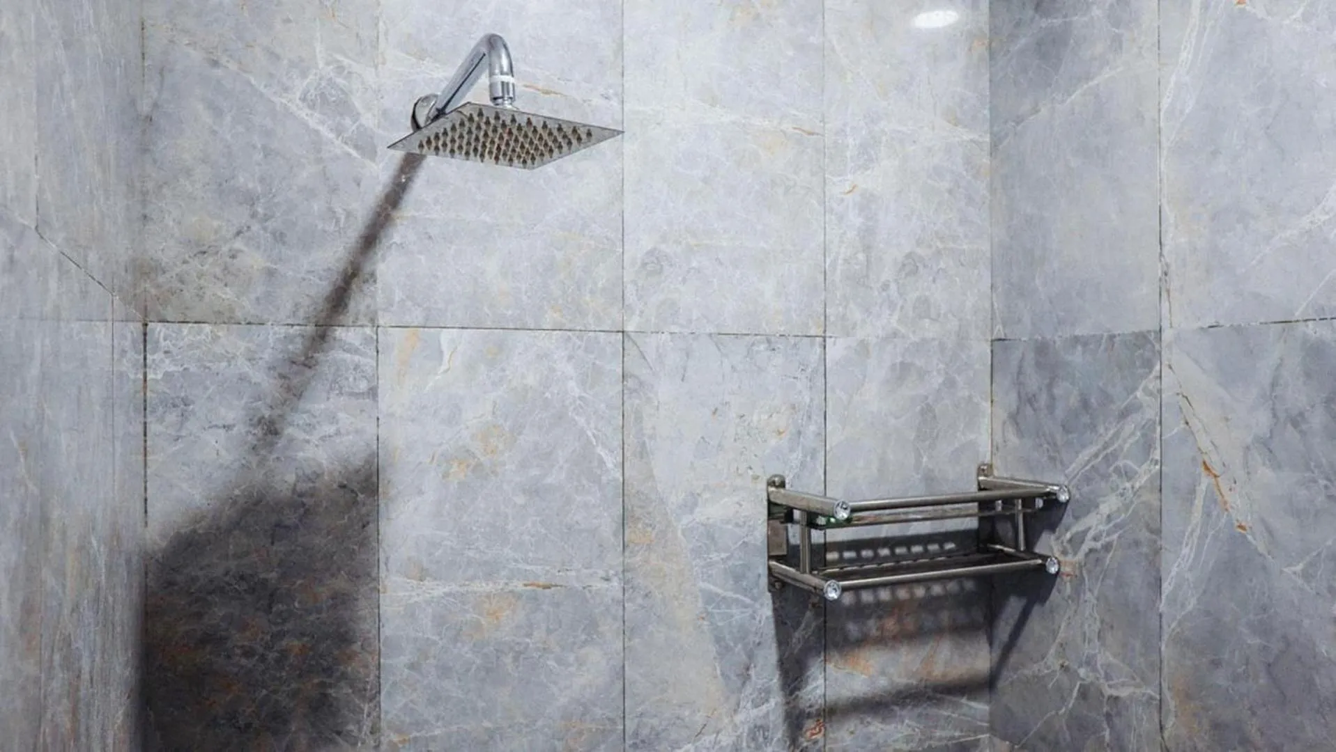 Shower in RedDoorz Syariah near RSUD Mataram Lombok 2