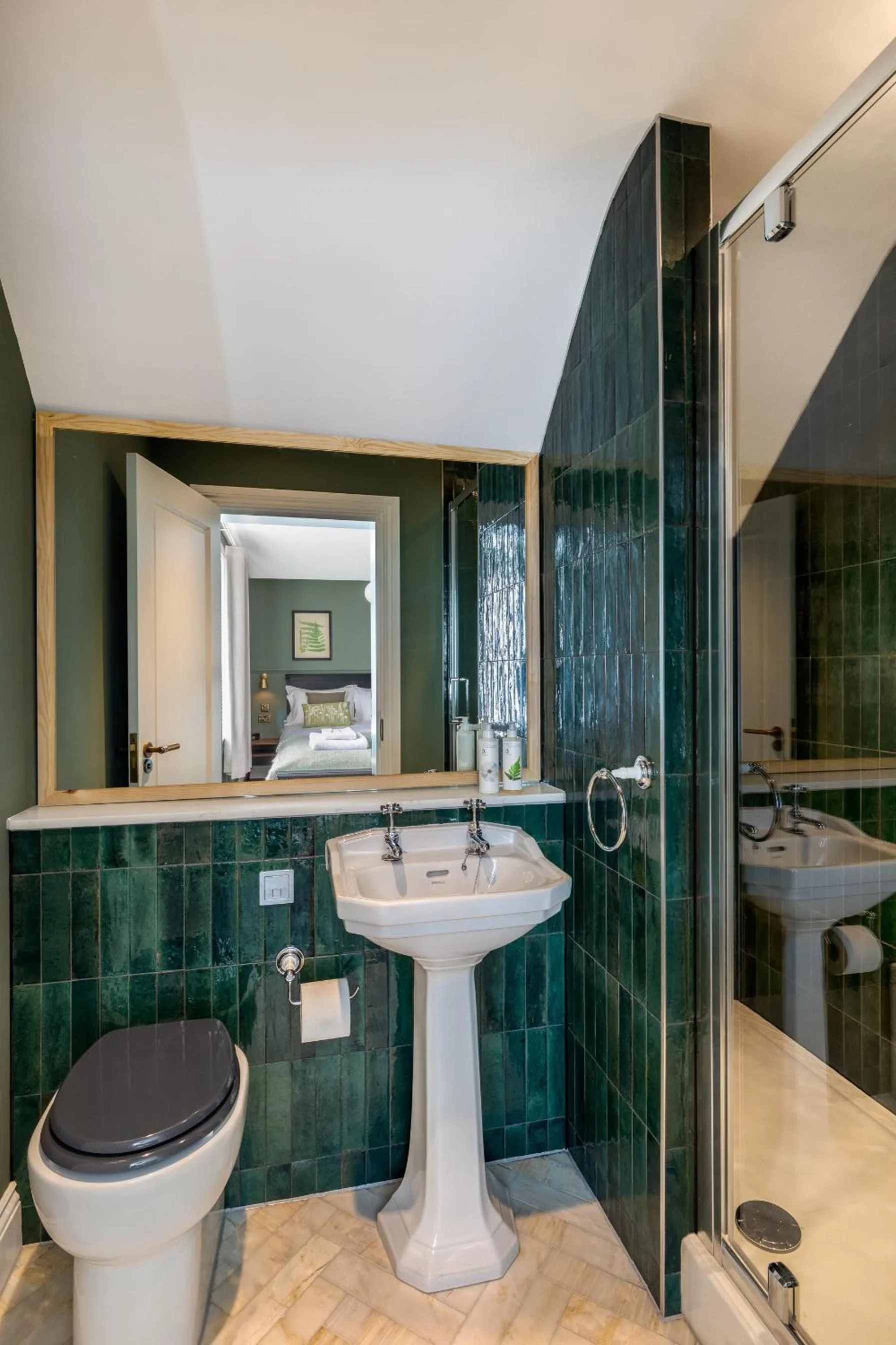 Bathroom in The White Hart Wadhurst