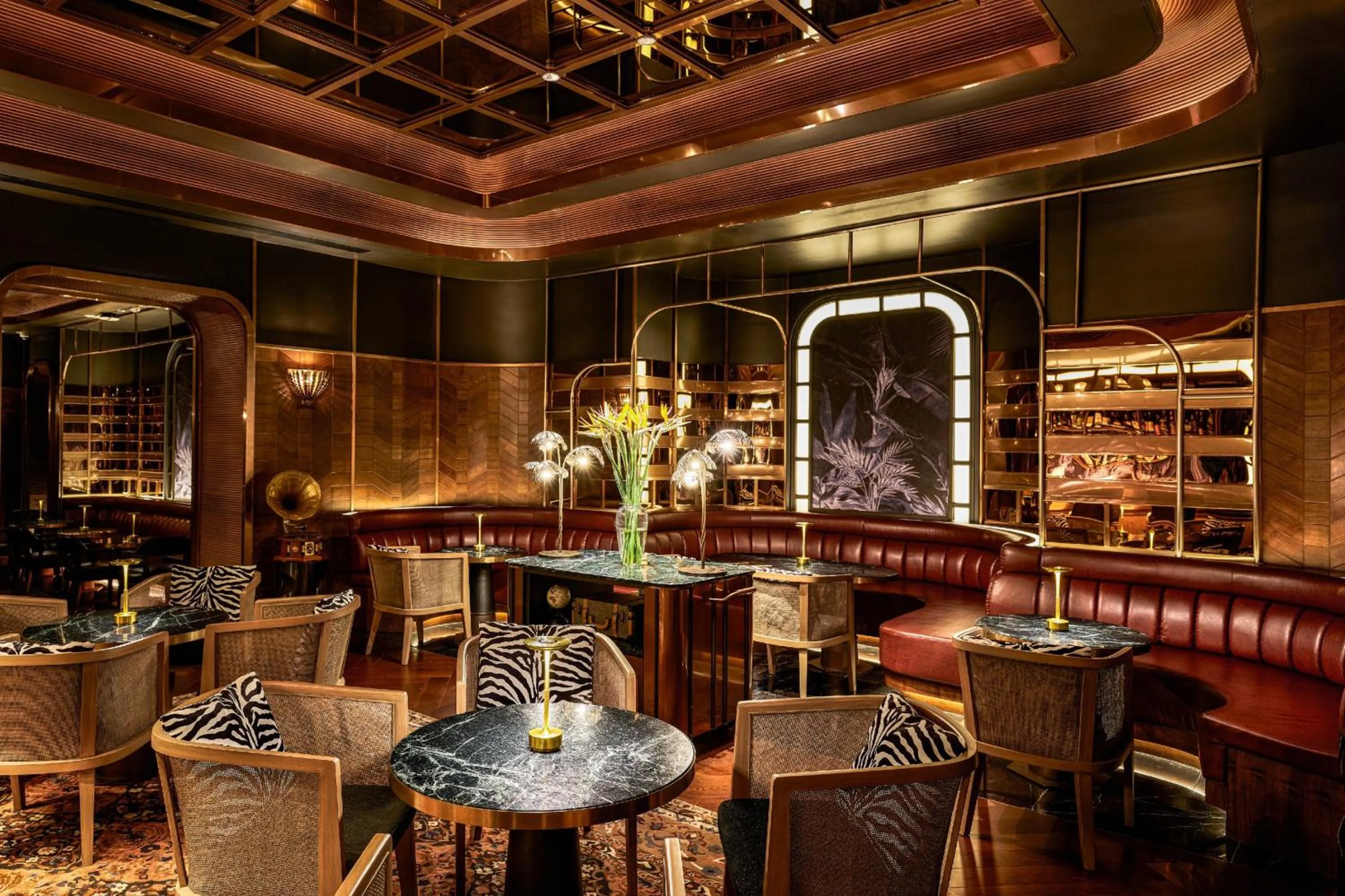 Lounge or bar in InterContinental Bangkok Sukhumvit by IHG