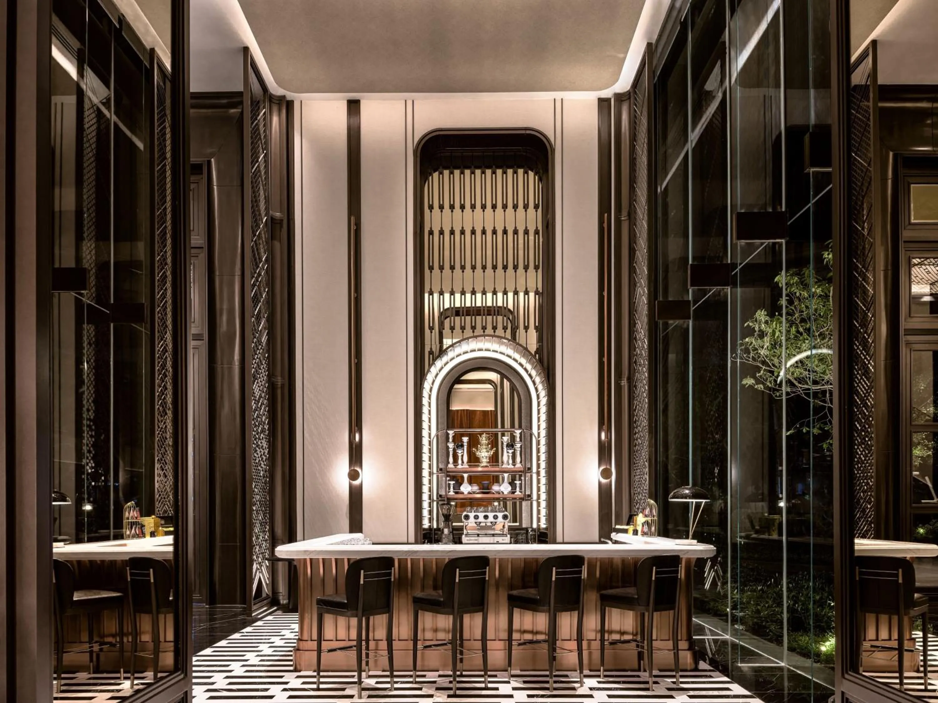 Lounge or bar in InterContinental Bangkok Sukhumvit by IHG