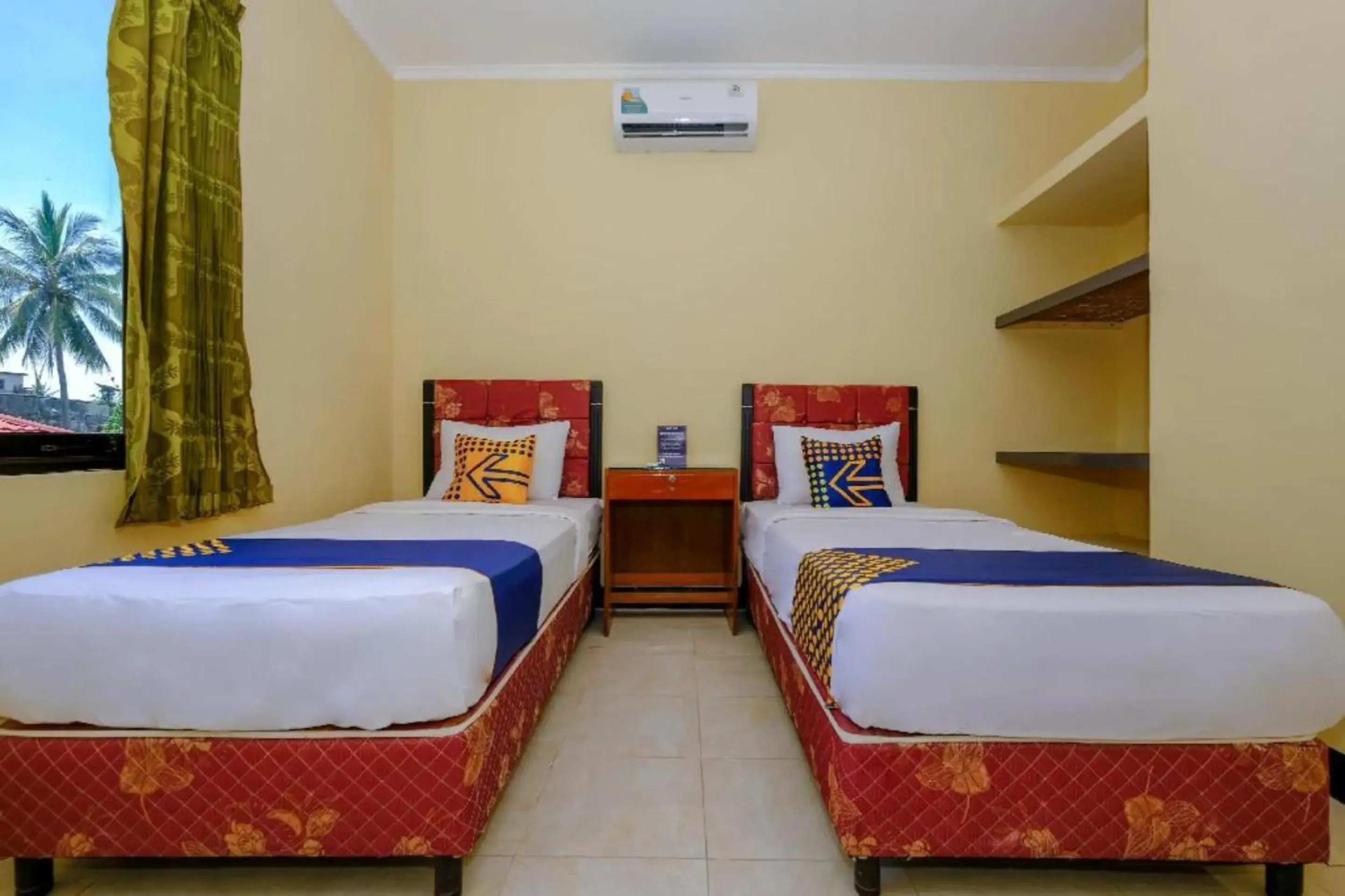 Single Room in The Ellen Hotel by ecommerceloka Single Room in The Ellen Hotel by ecommerceloka