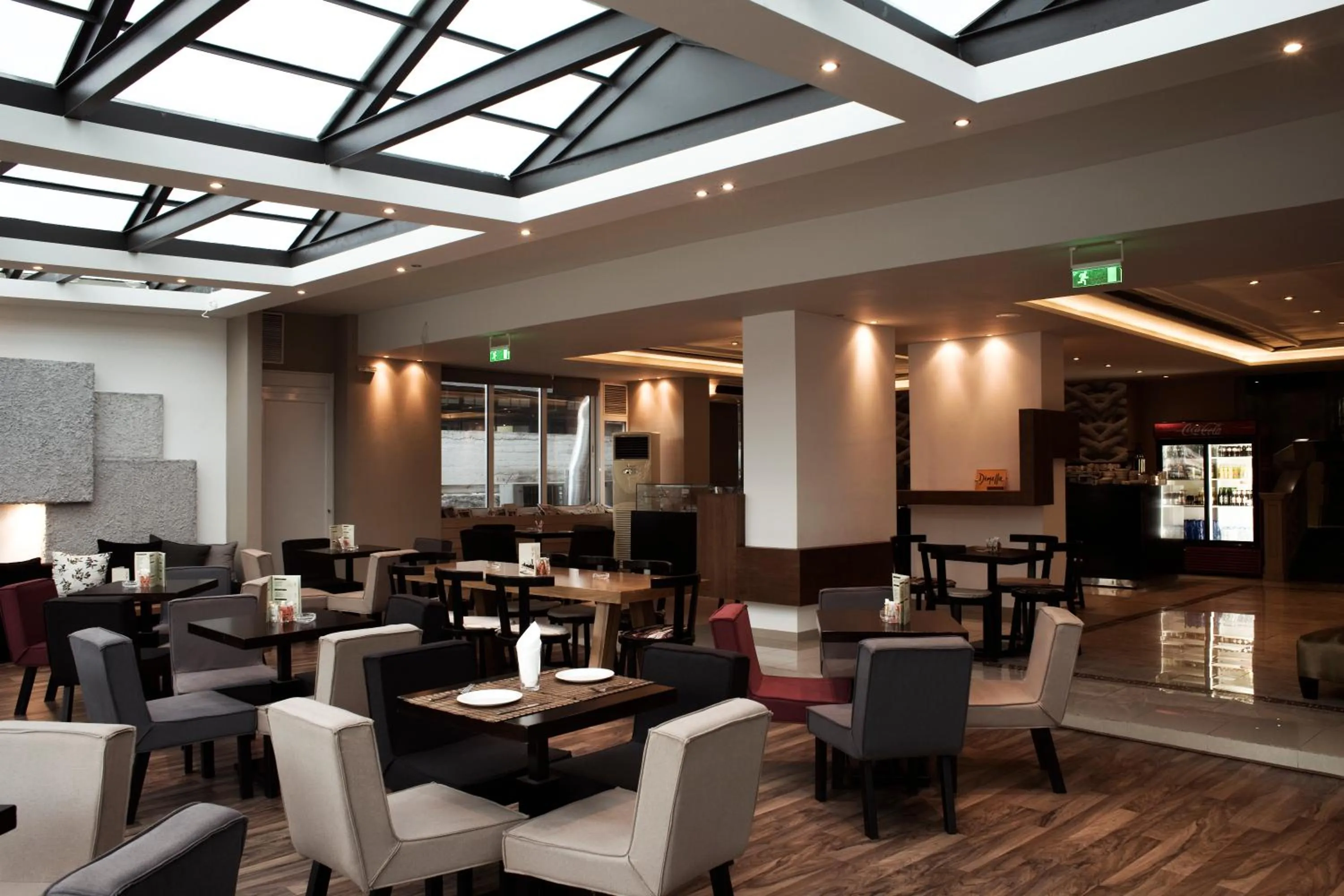 Restaurant/Places to Eat in Hellinis Hotel