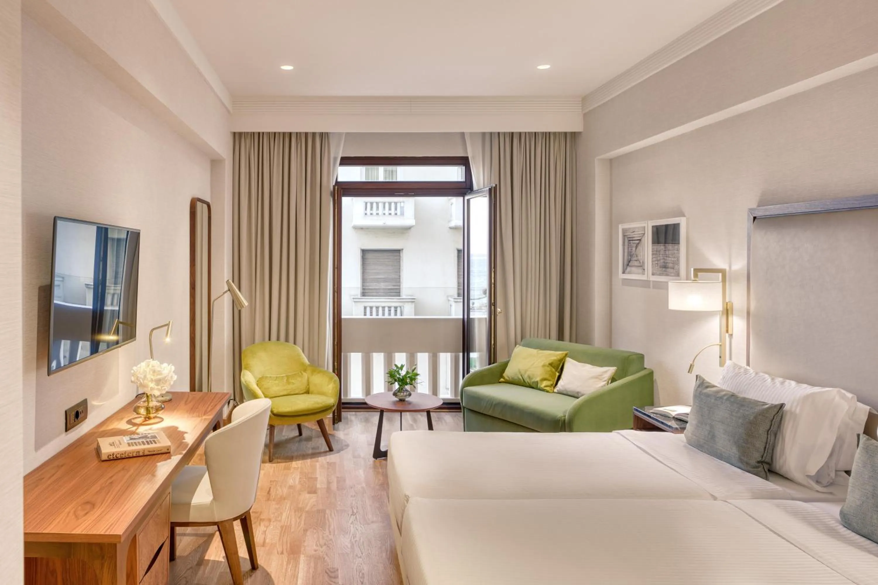 Photo of the whole room, Bed in Electra Palace Thessaloniki