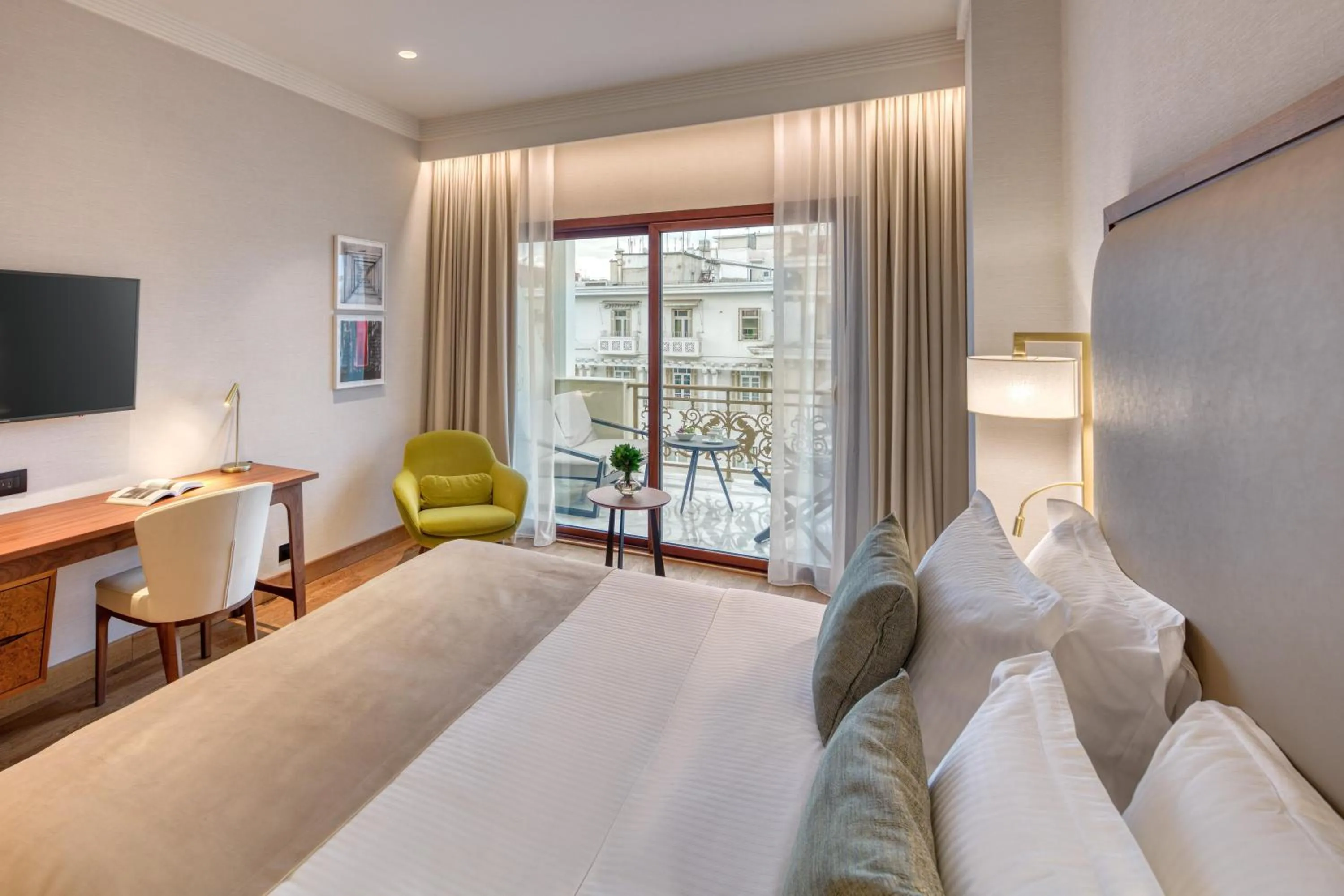 Photo of the whole room, Bed in Electra Palace Thessaloniki