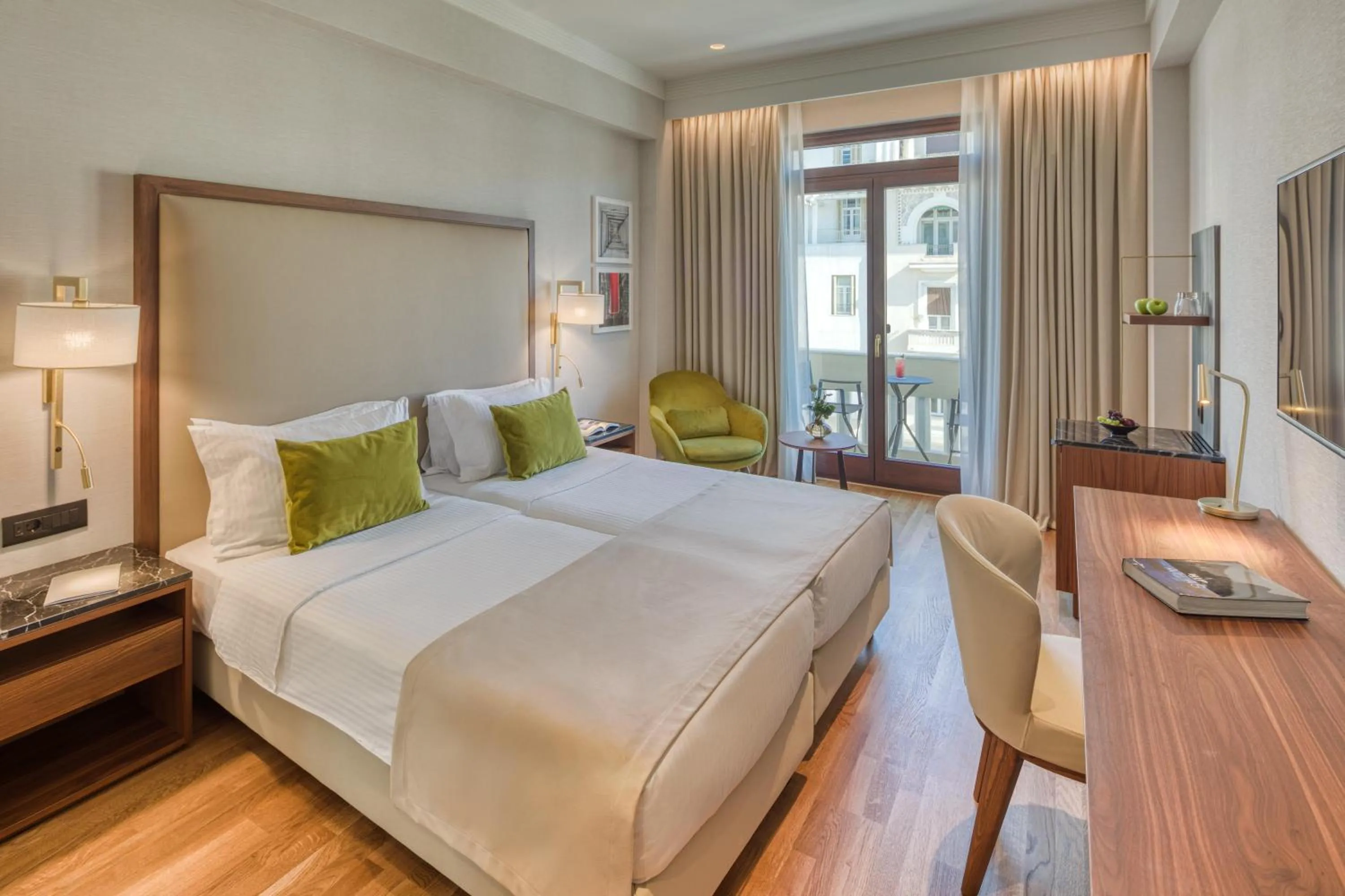 Photo of the whole room, Bed in Electra Palace Thessaloniki