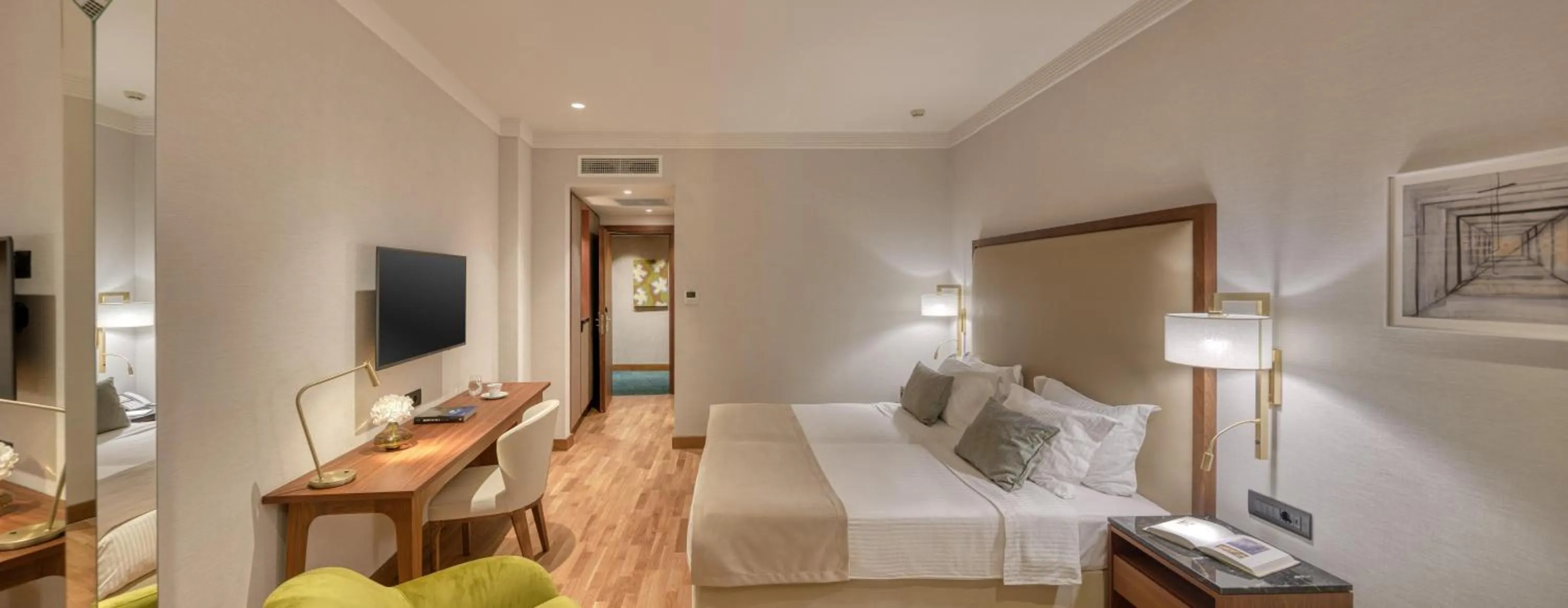 Photo of the whole room, Bed in Electra Palace Thessaloniki