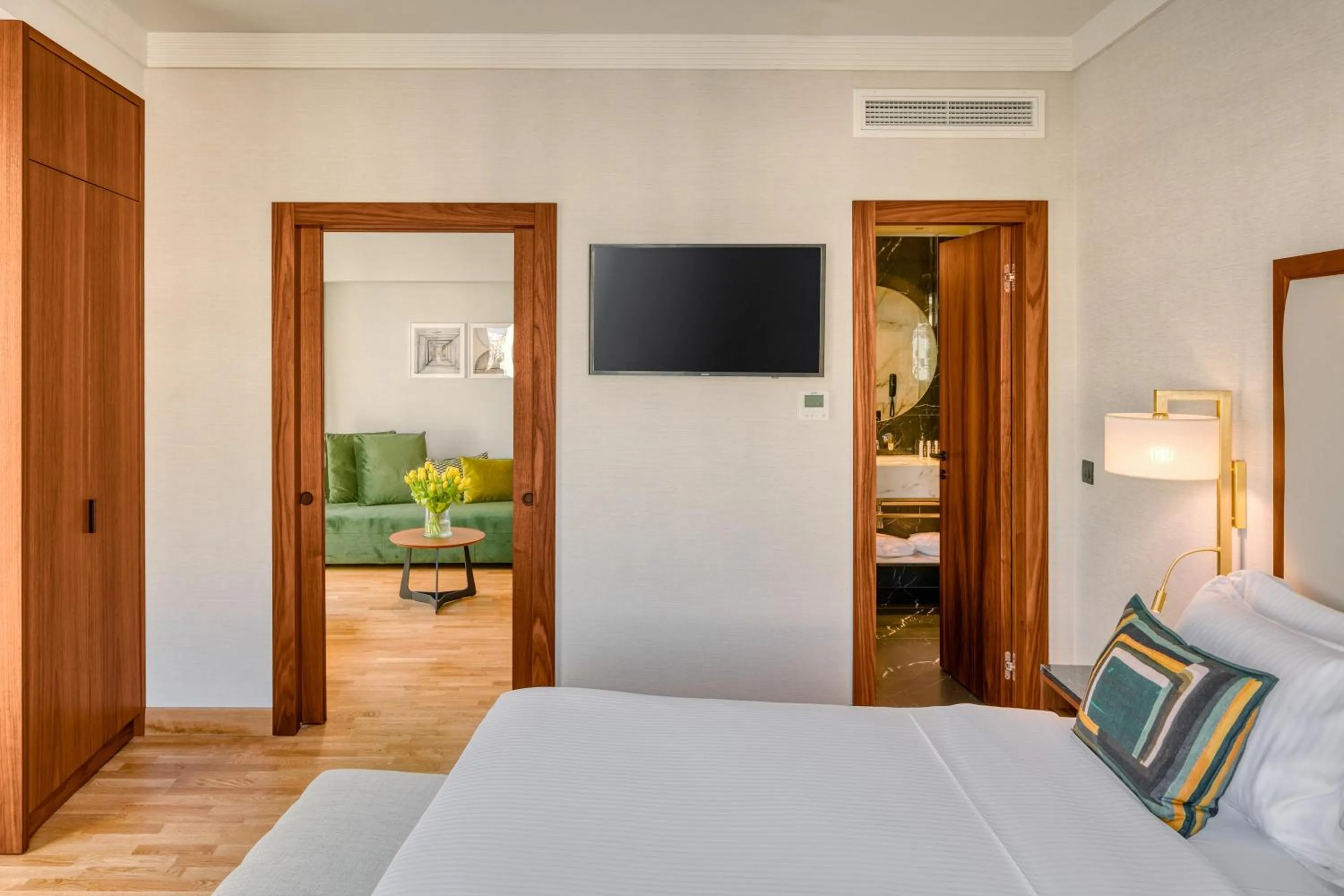 Photo of the whole room, Bed in Electra Palace Thessaloniki