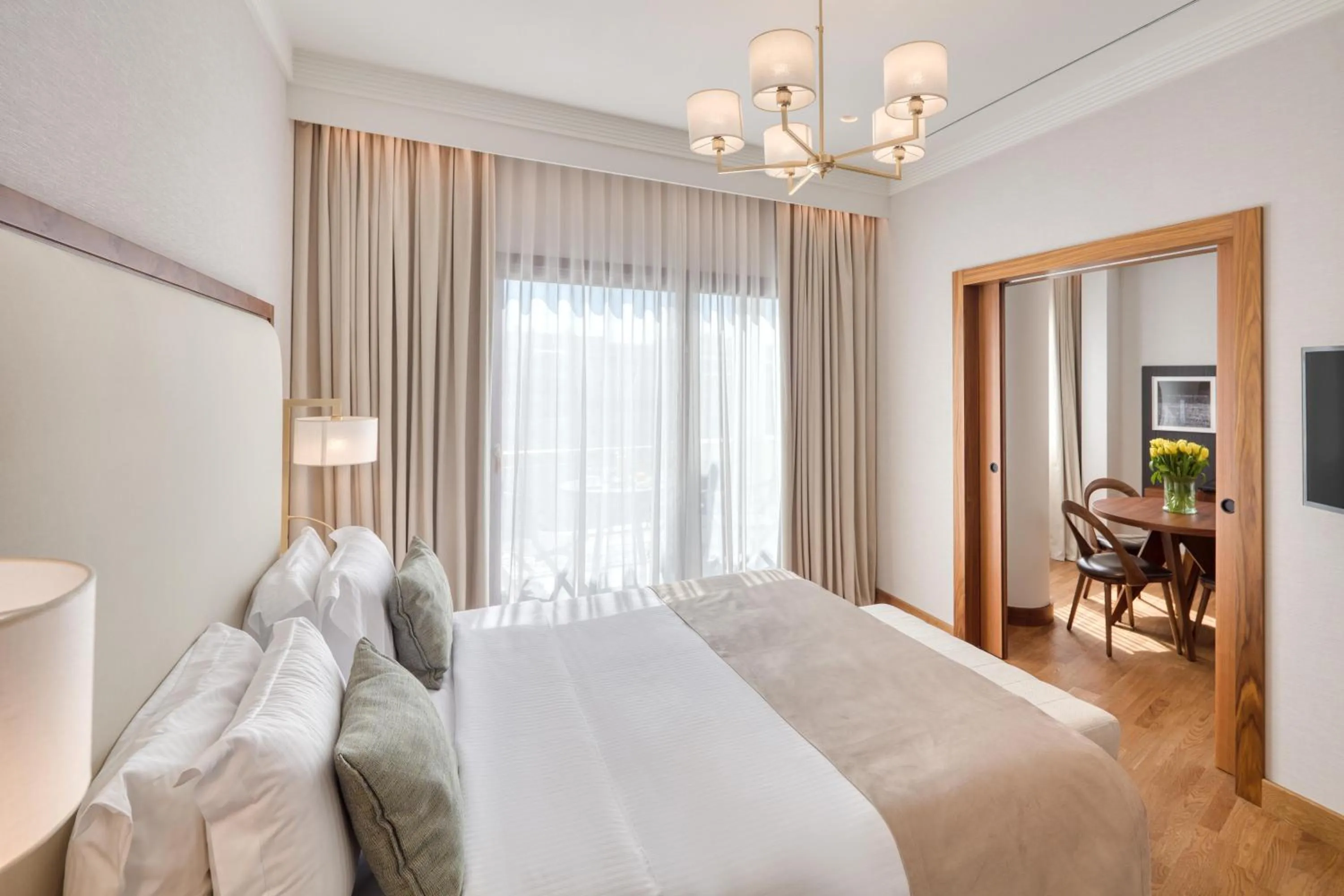 Photo of the whole room, Bed in Electra Palace Thessaloniki