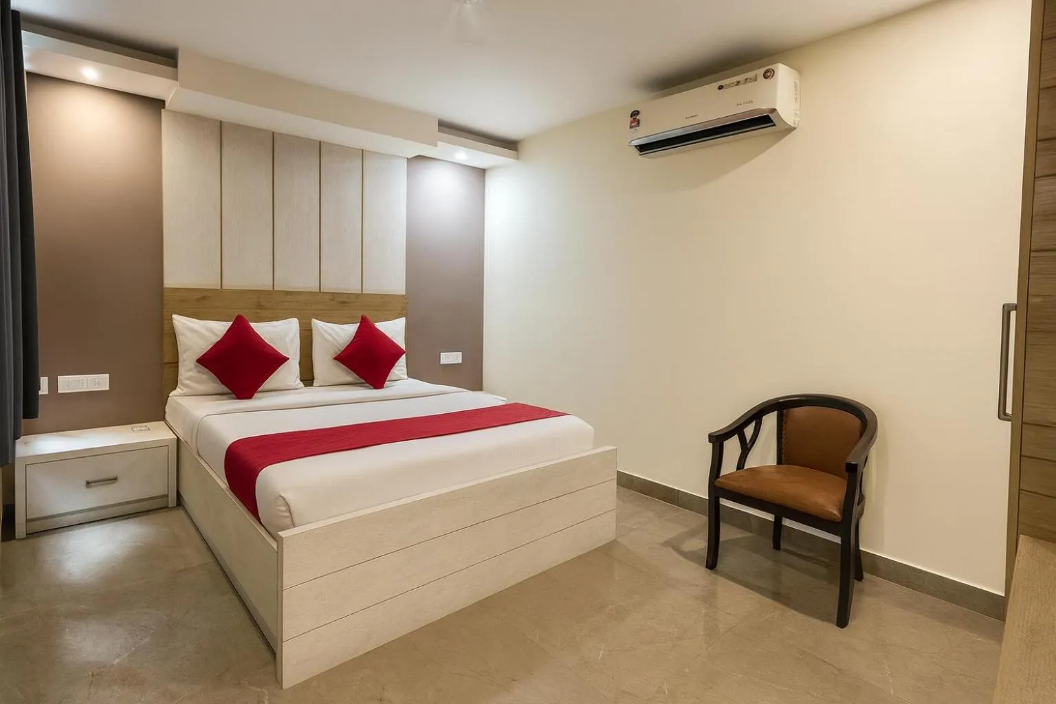 Bed in Hotel Good Luck by JMD Group