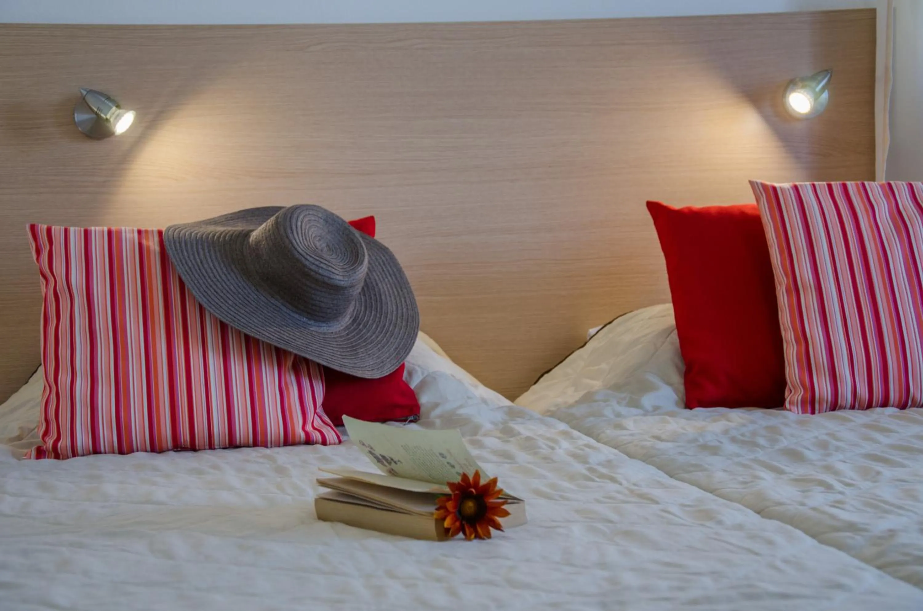 Bedroom, Bed in Brother's Hotel