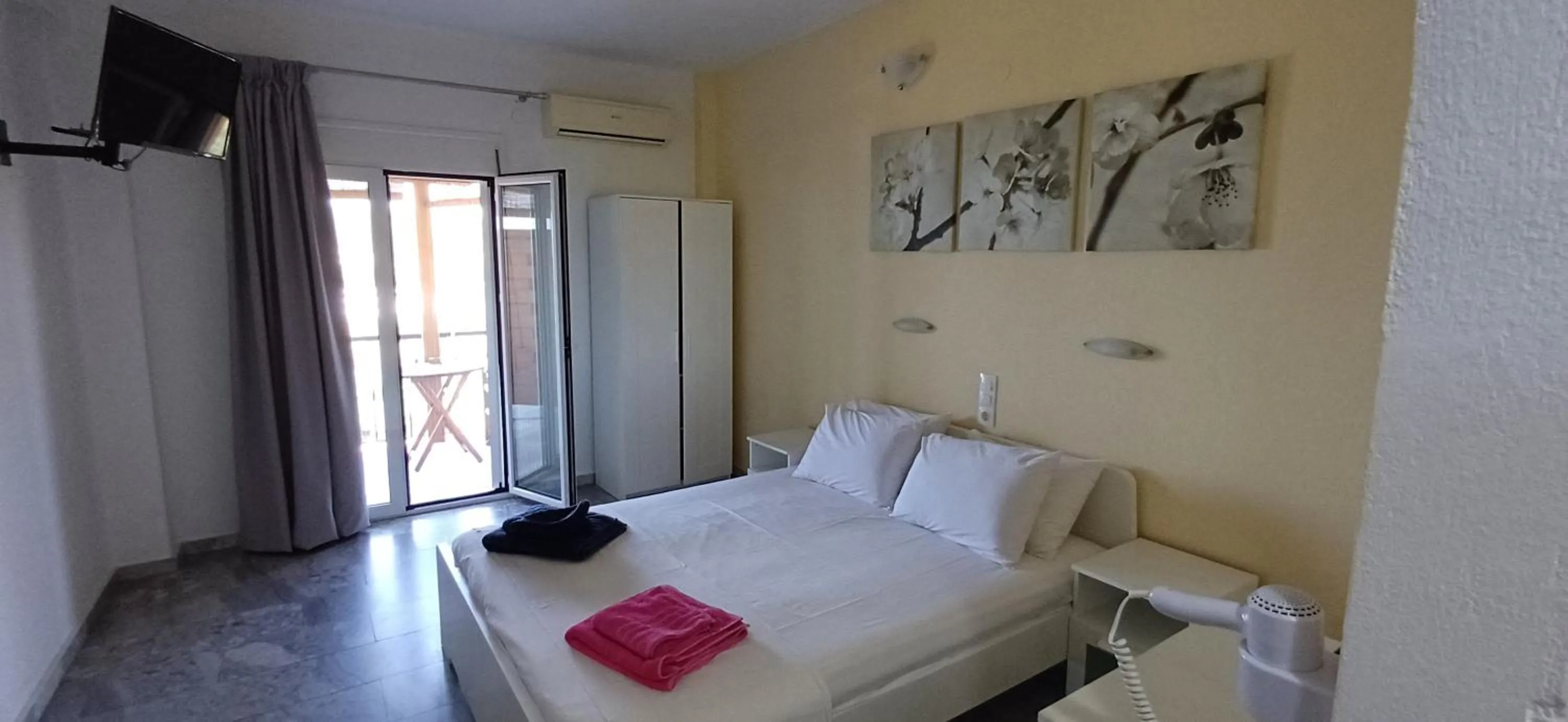 Bed in Villa Kavourakia