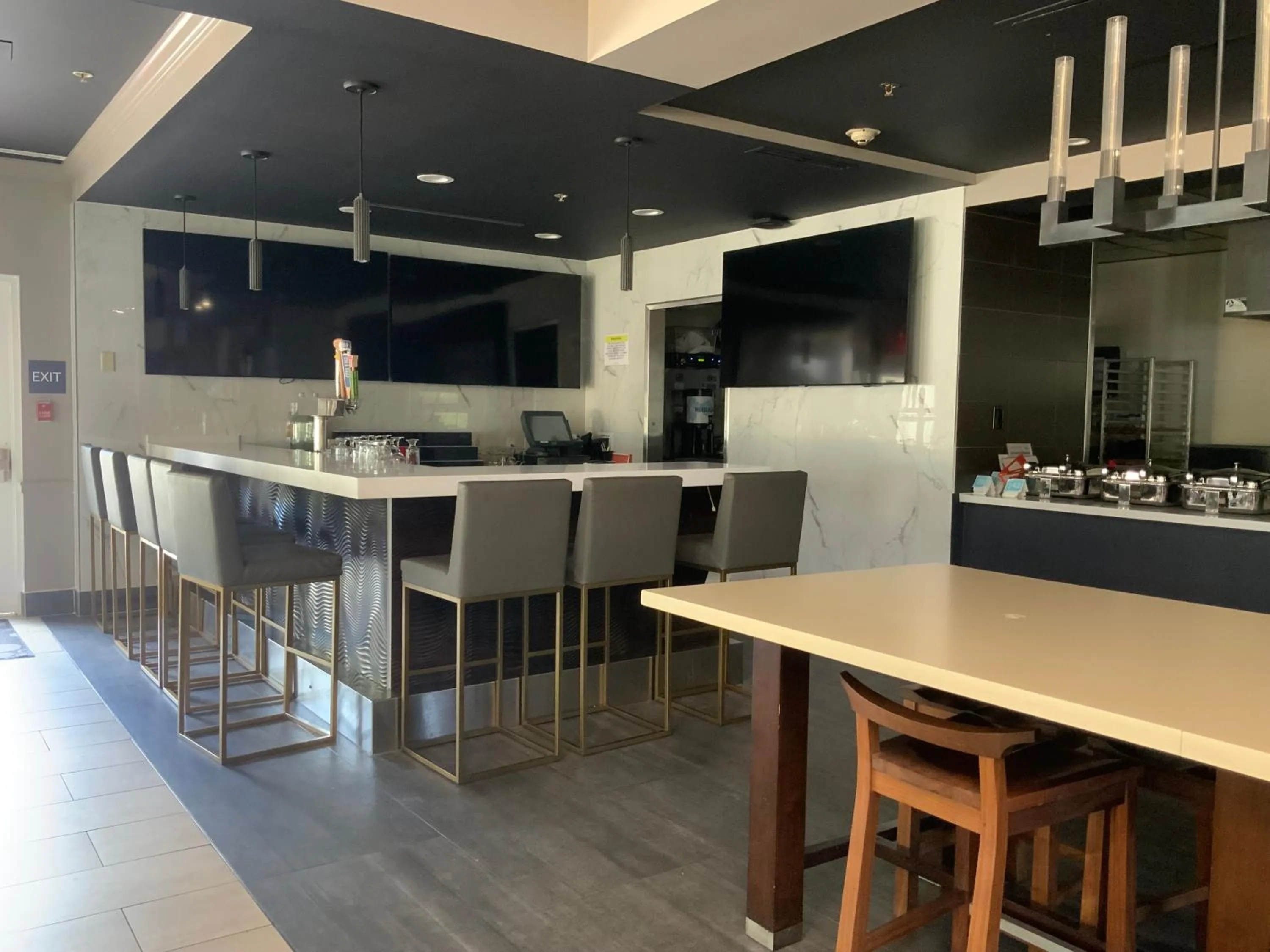 Dining area in Crowne Plaza Nashville Airport by IHG