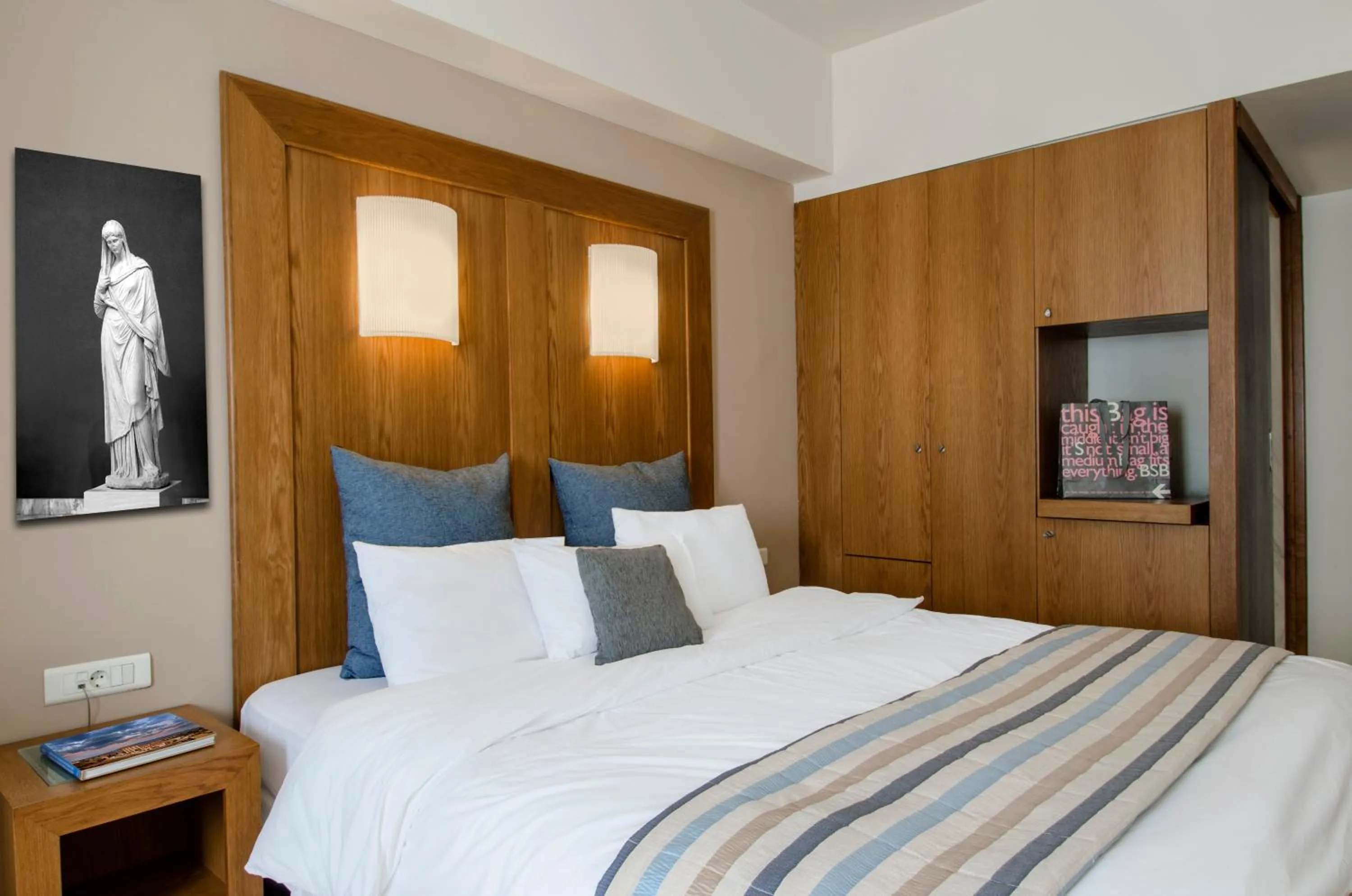 Photo of the whole room, Bed in Hermes Hotel