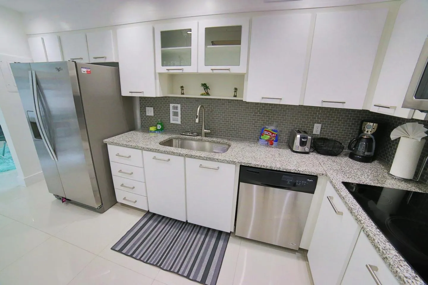 Coffee/tea facilities in Beautiful penthouse condo with stunning views of both ocean and city