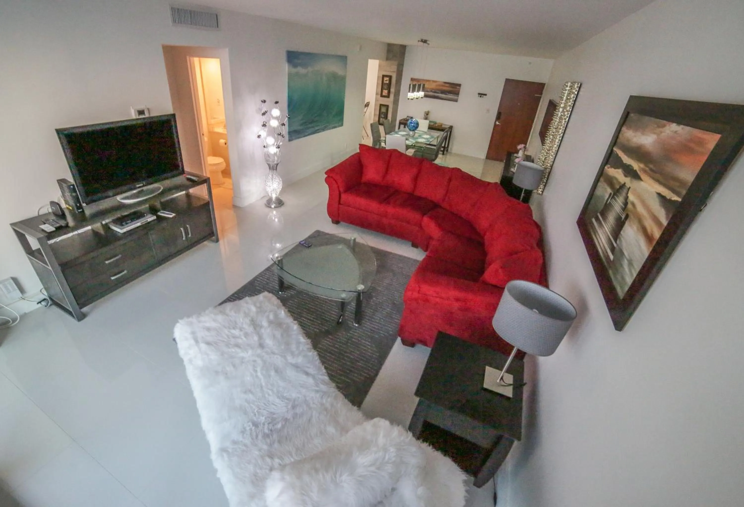 Communal lounge/ TV room in Beautiful penthouse condo with stunning views of both ocean and city