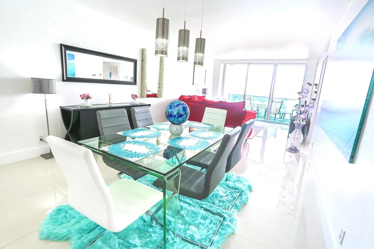 Communal lounge/ TV room in Beautiful penthouse condo with stunning views of both ocean and city