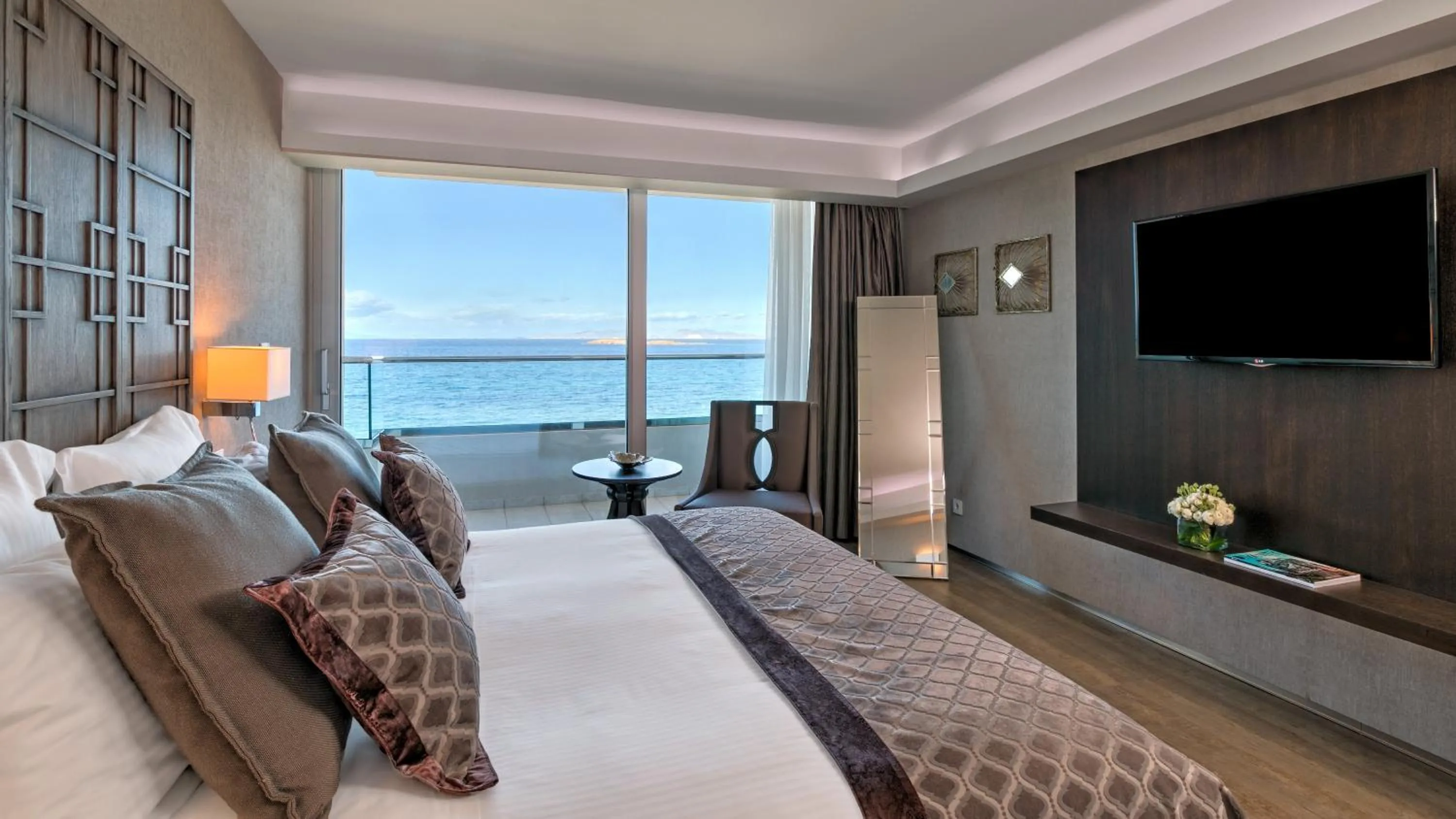 Deluxe Suite in Divani Apollon Palace & Thalasso