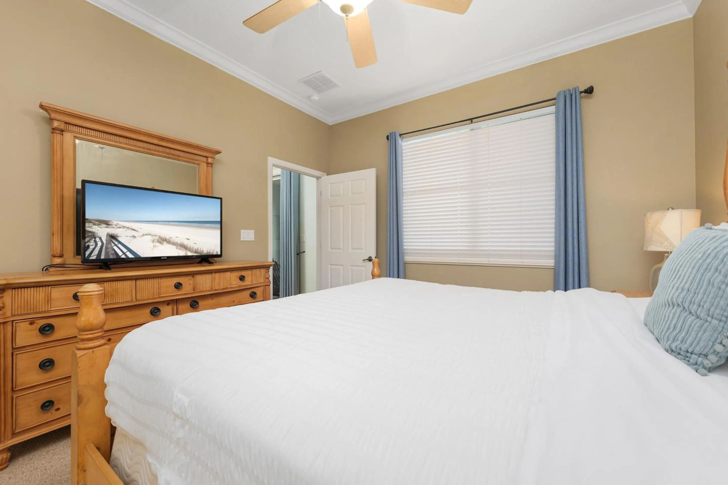 Property building, Bed in 633 Cinnamon Beach
