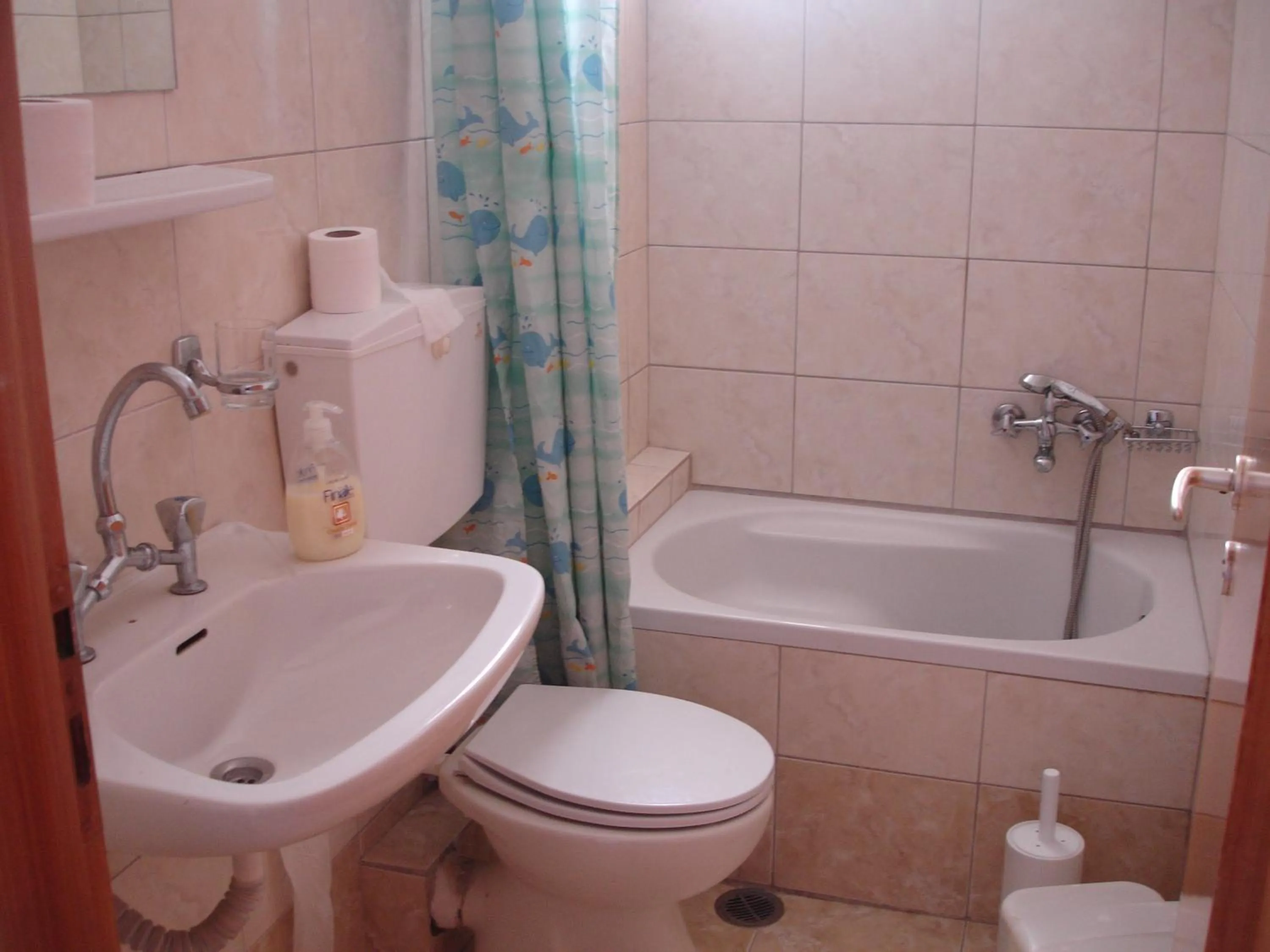 Bathroom in Hotel Inomaos