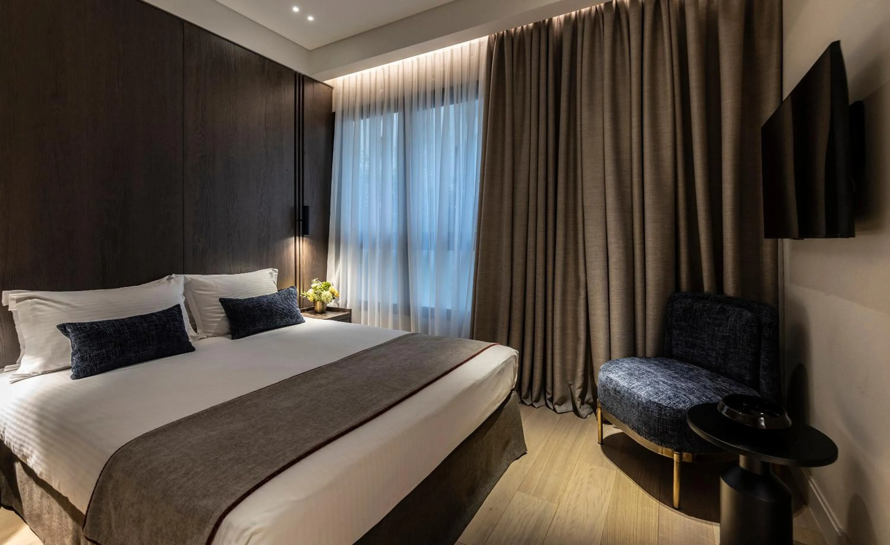 Bed in NJV Athens Plaza