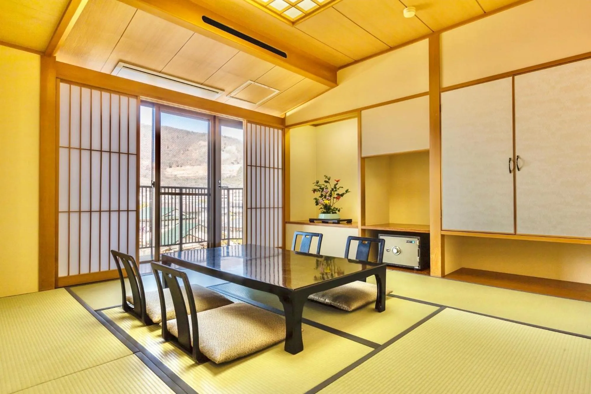 Living room in Japanese Onsen Ryokan Kohakuen