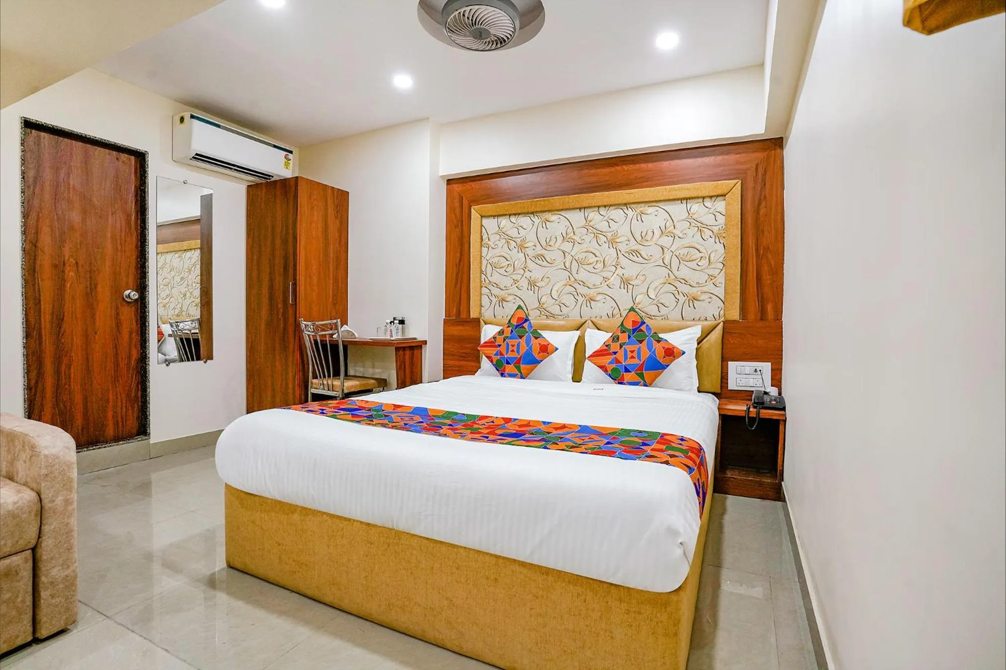 Photo of the whole room in FabExpress Alive - Nr Juhu Beach