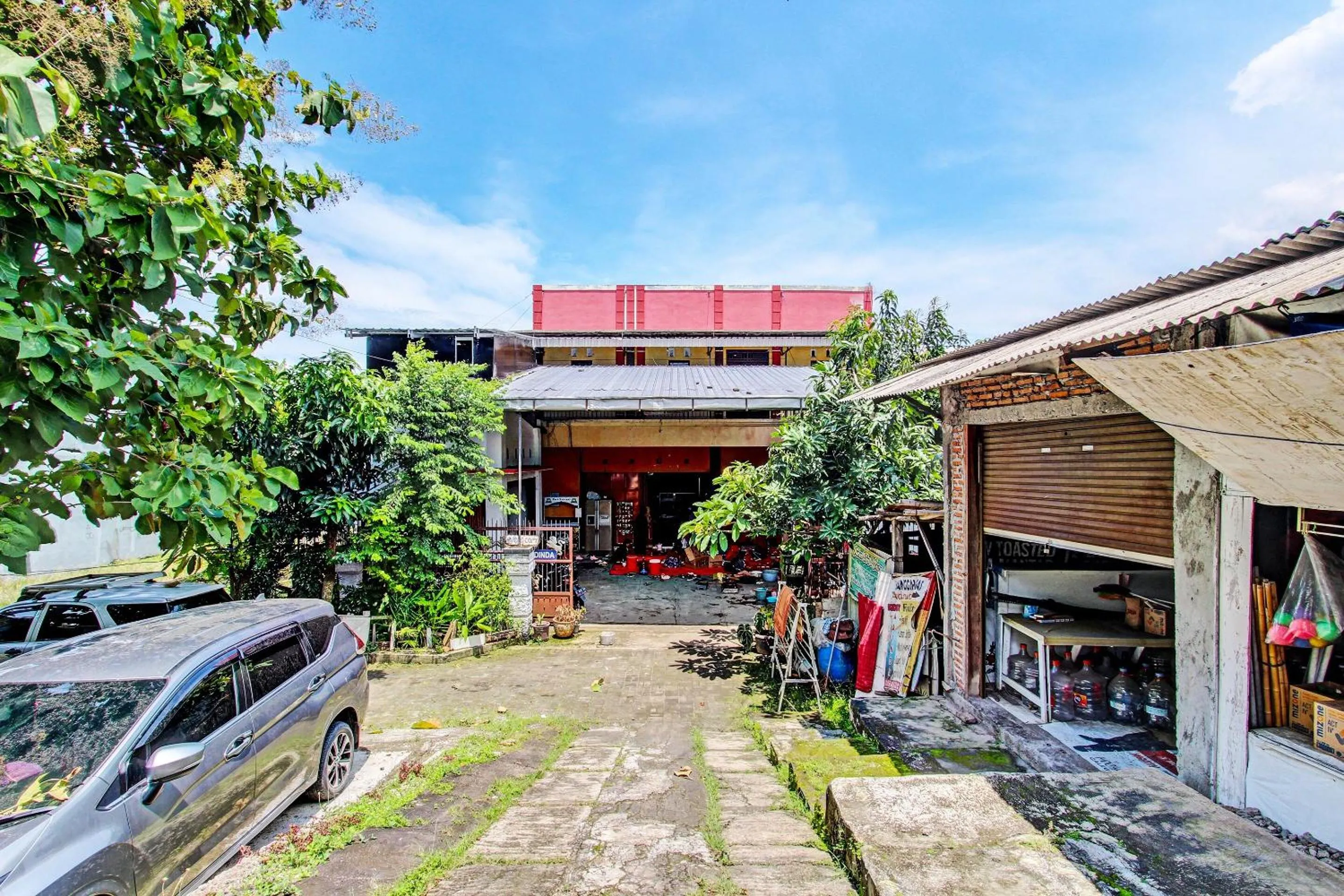 Facade/entrance in Hotel O Adinda Kost