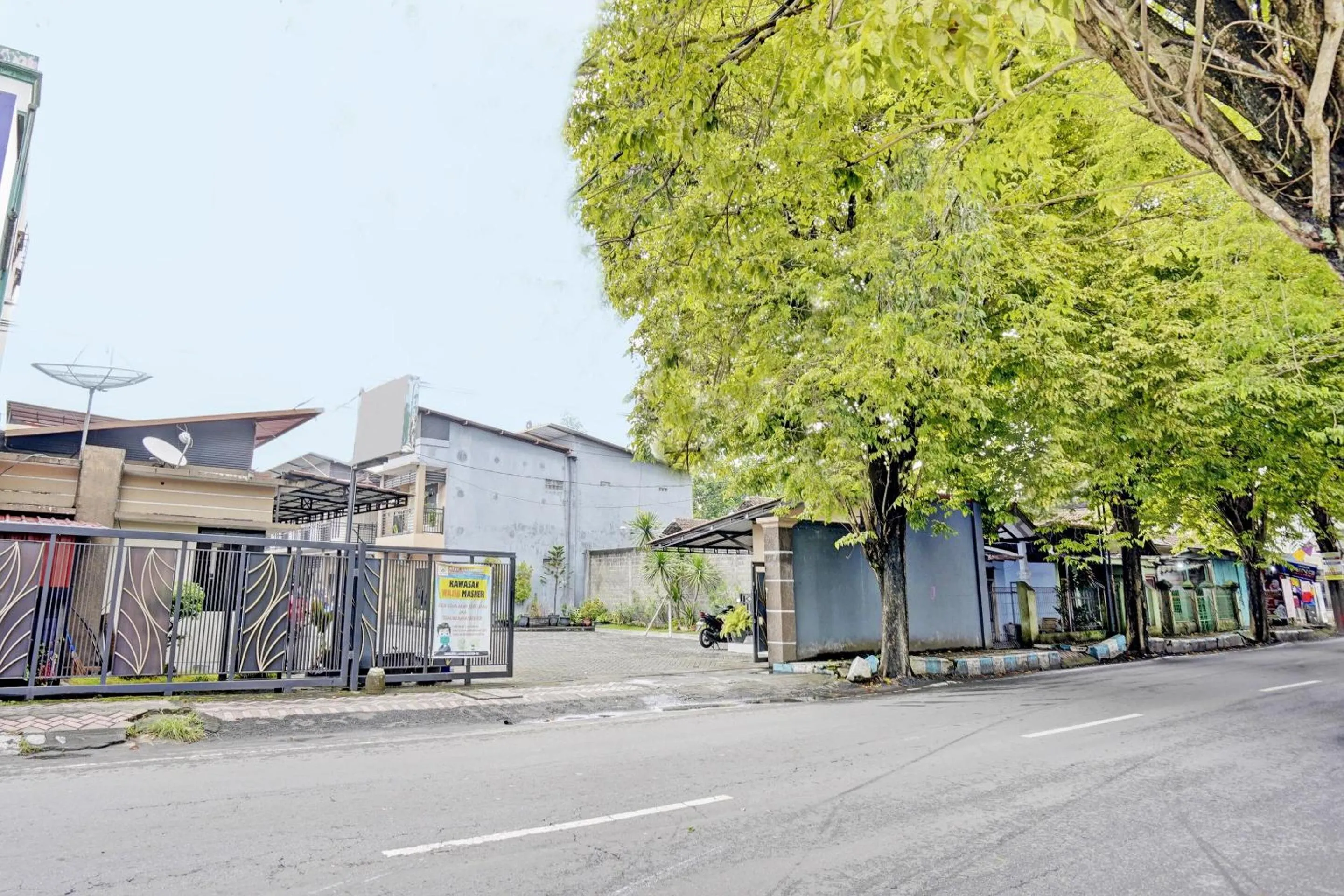 Facade/entrance in OYO Life 92190 Arya Guest House