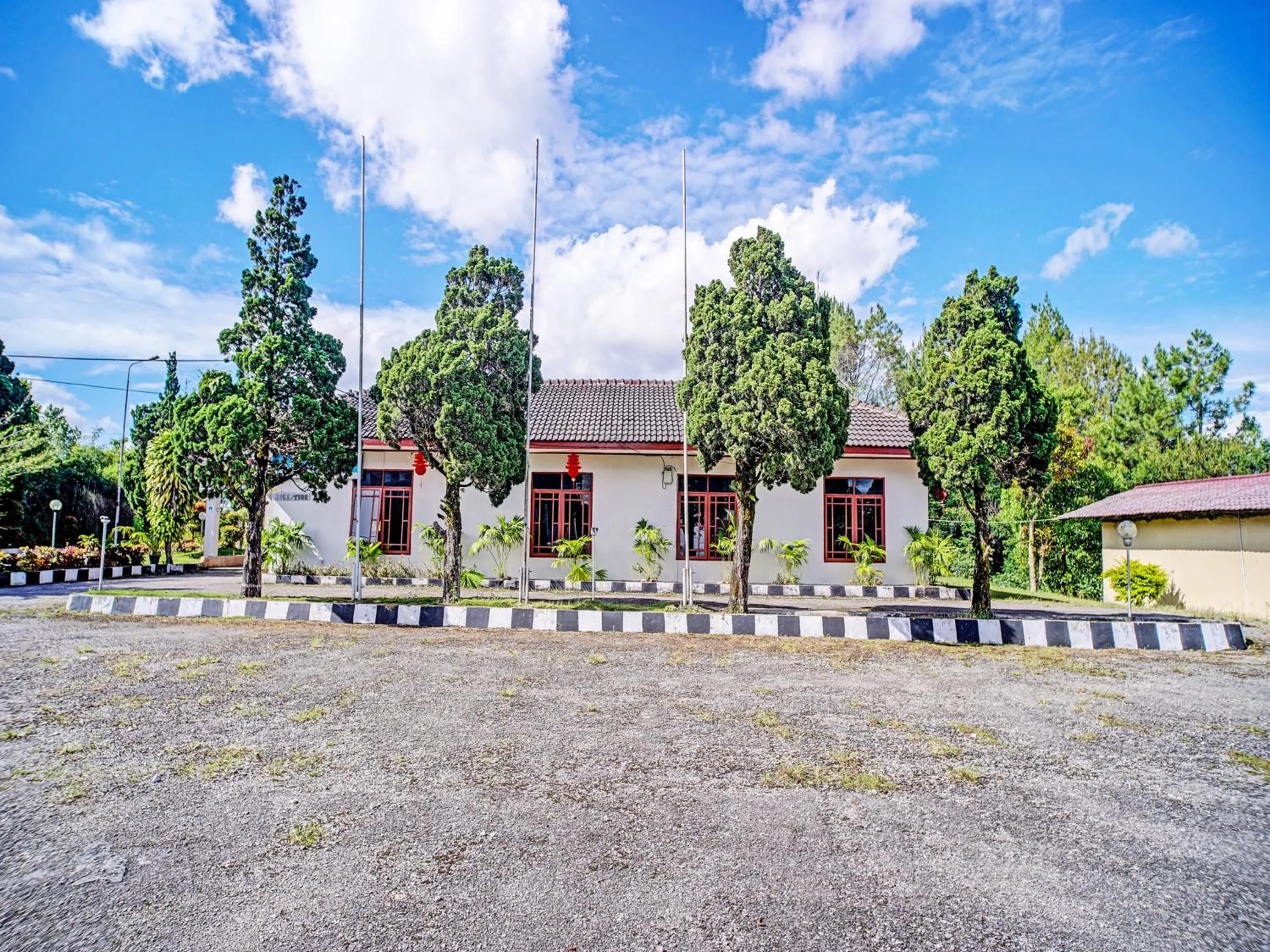 Property building in Capital O 92214 Beristera Hotel