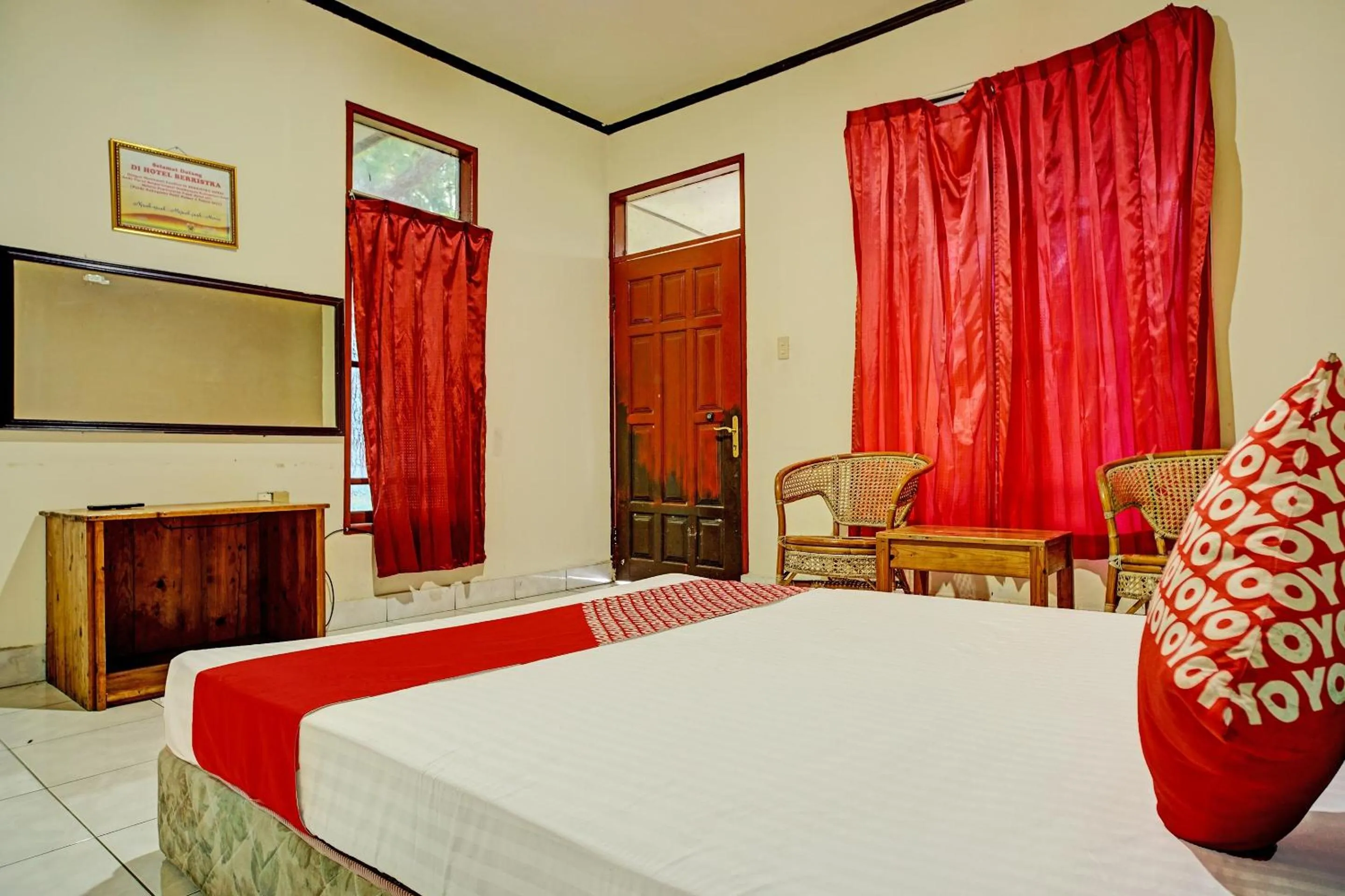 Bedroom in Capital O 92214 Beristera Hotel