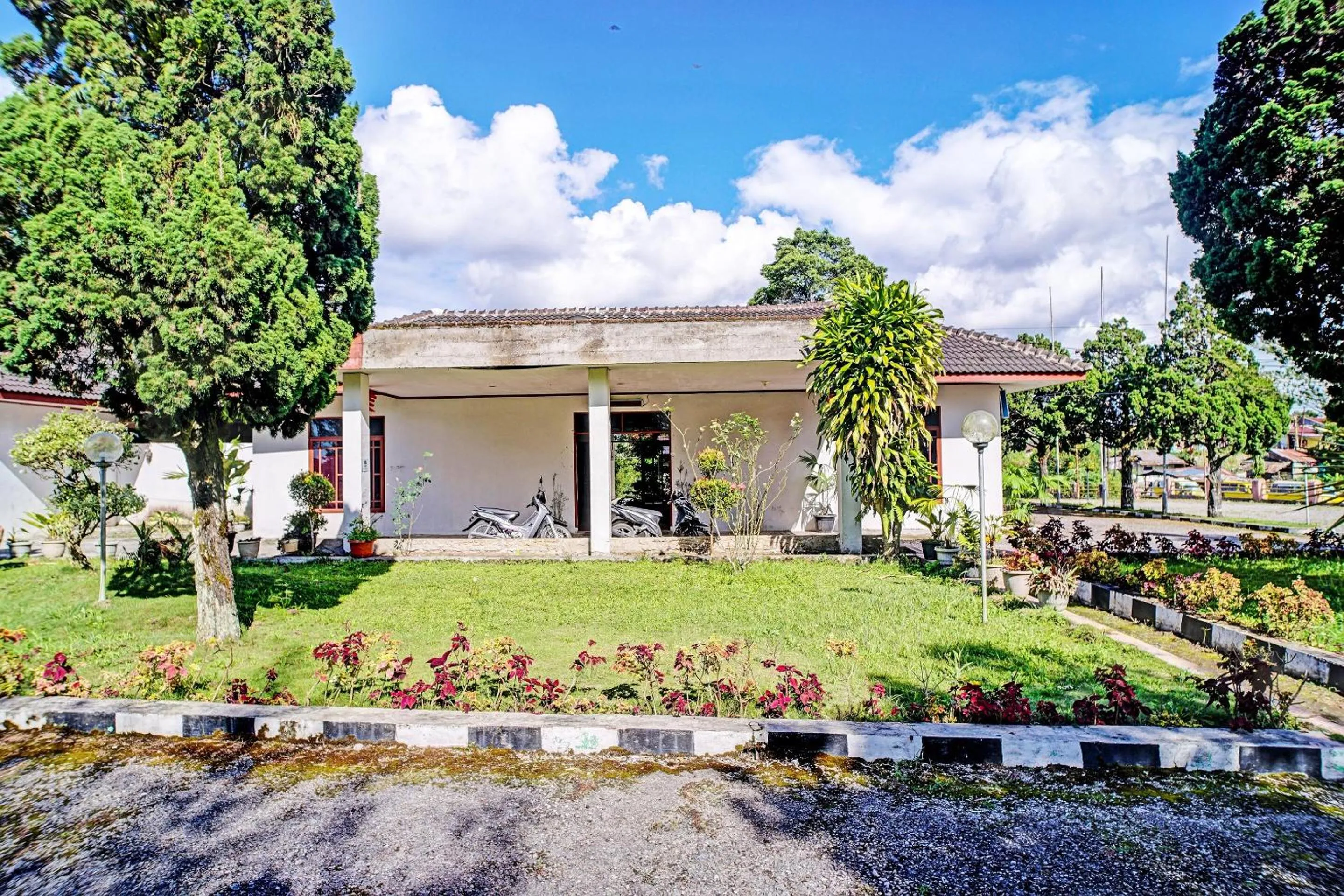 Facade/entrance in Capital O 92214 Beristera Hotel