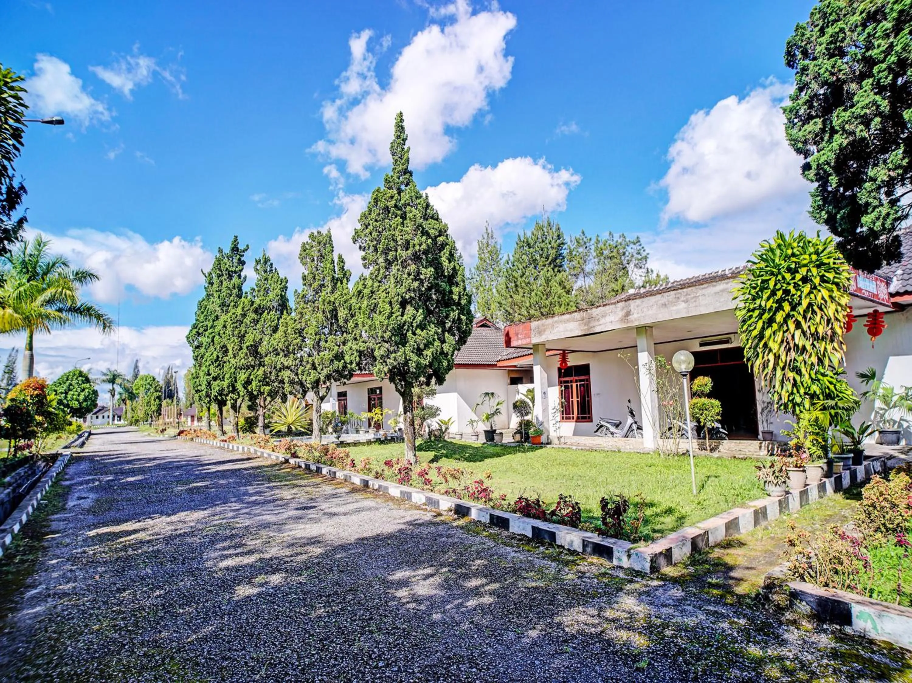 Property building in Capital O 92214 Beristera Hotel